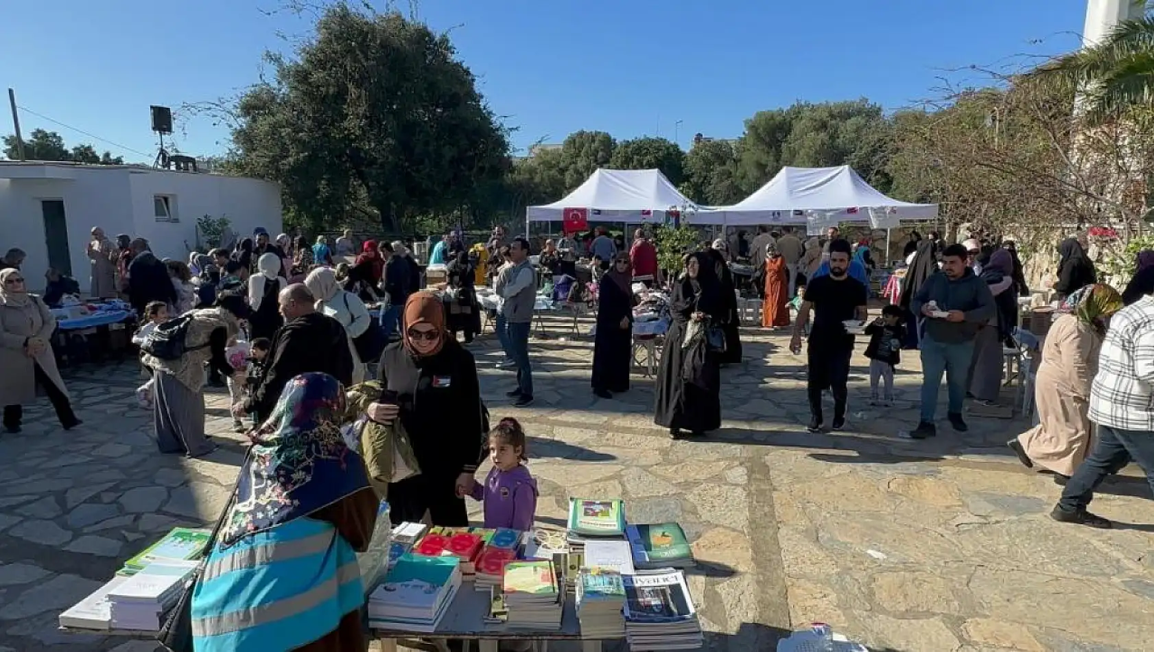 Filistin için düzenlenen hayır çarşısına yoğun ilgi