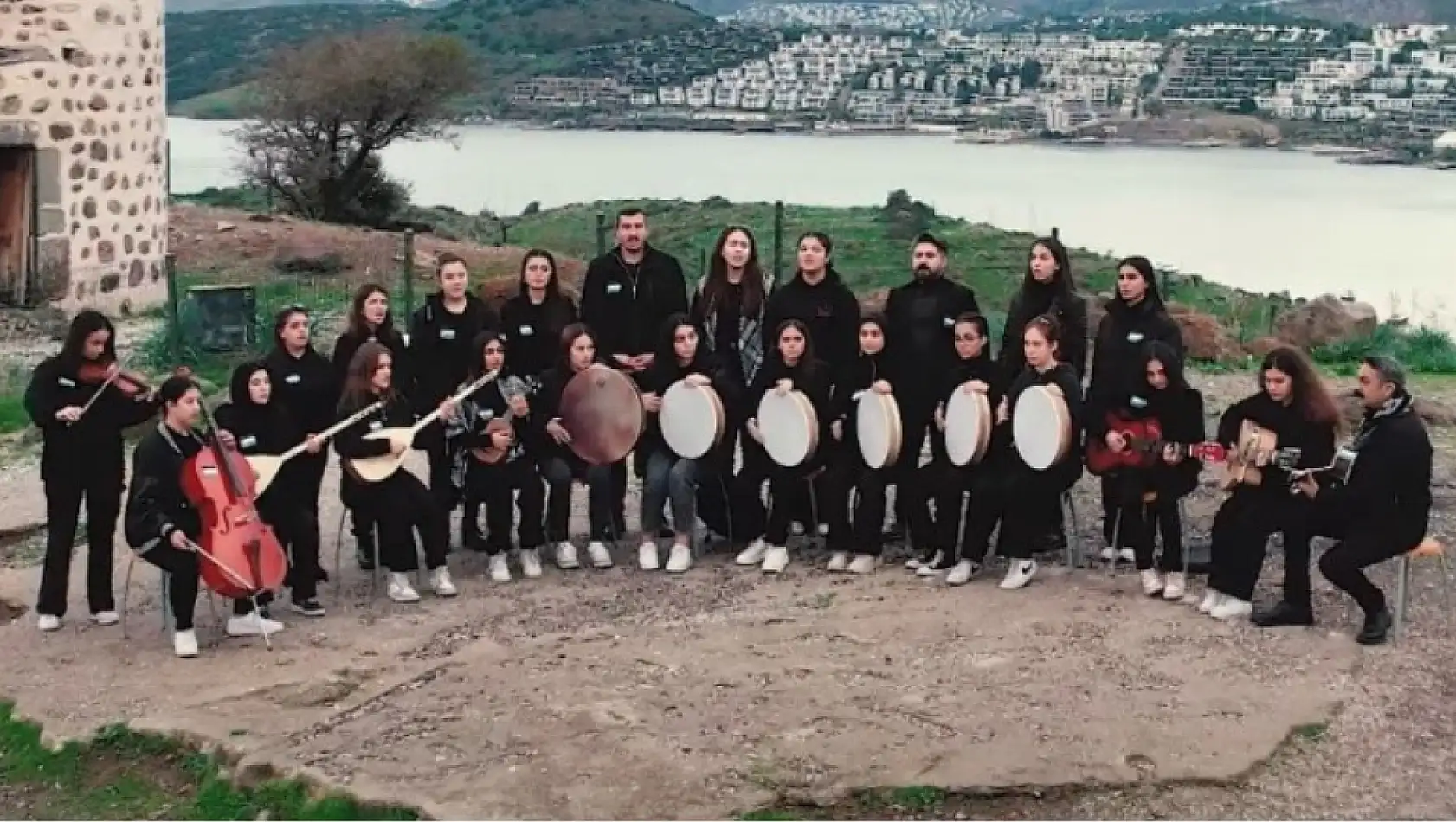 Filistinli çocuklar için şarkı söyleyip klip çektiler