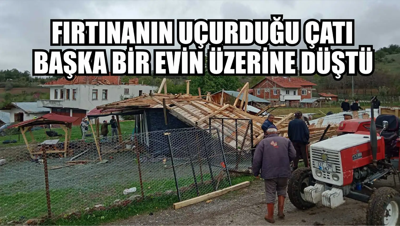 Fırtınanın uçurduğu çatı başka bir evin üzerine düştü