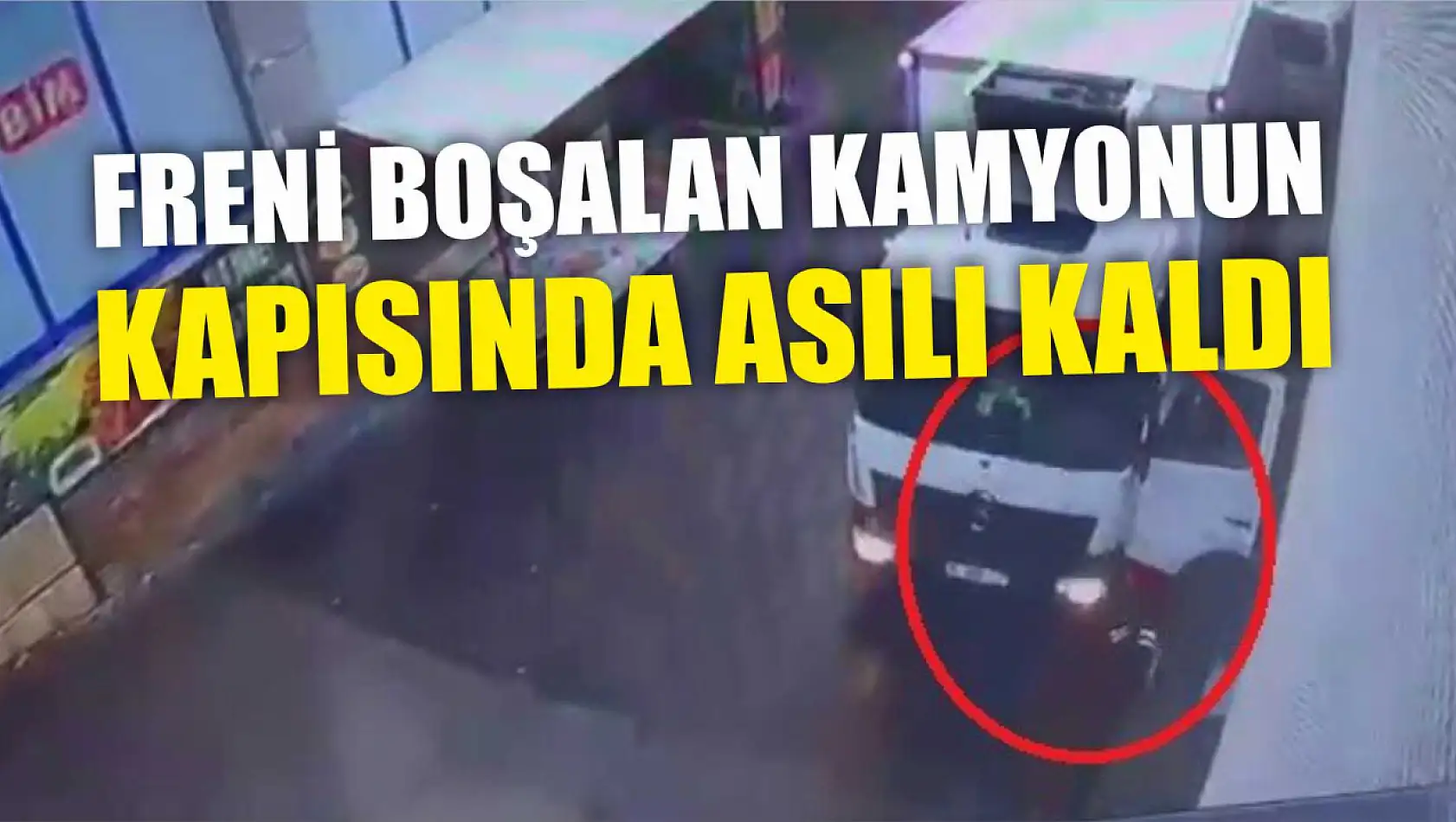 Freni boşalan kamyonun kapısında asılı kaldı