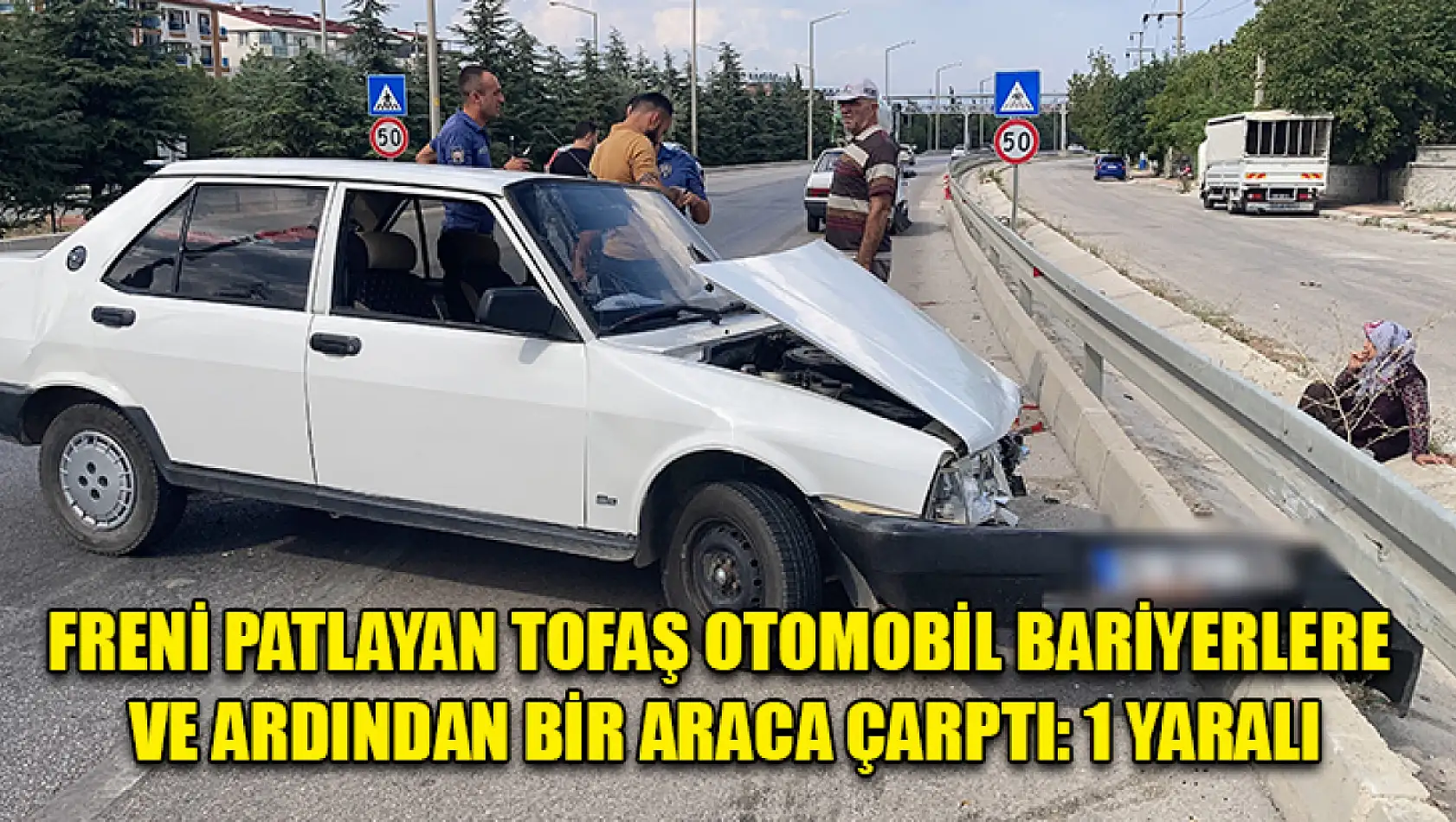 Freni patlayan Tofaş otomobil bariyerlere ve ardından bir araca çarptı: 1 yaralı