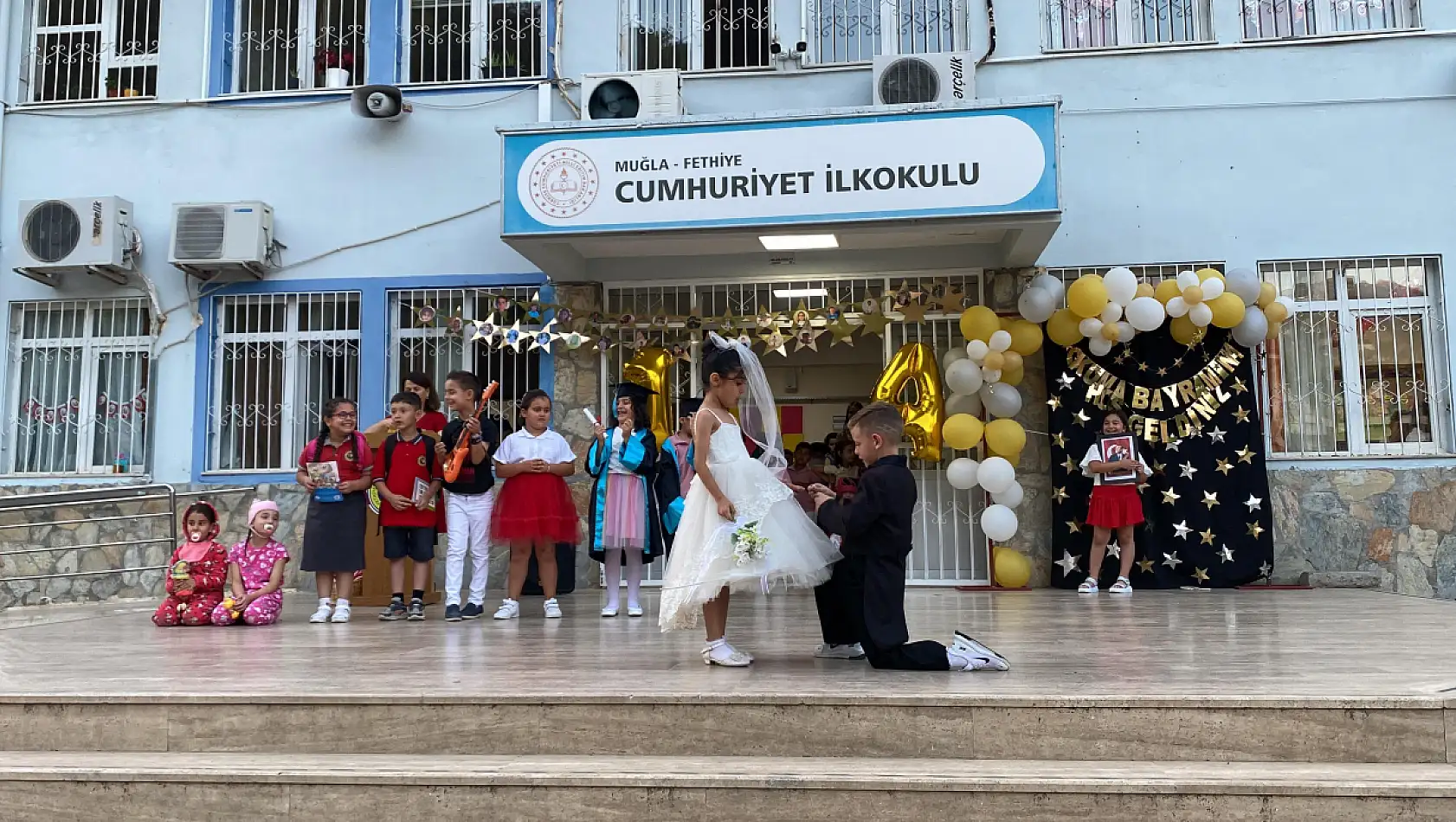 Fethiye Cumhuriyet İlkokulu'nda miniklerin okuma bayramı coşkusu