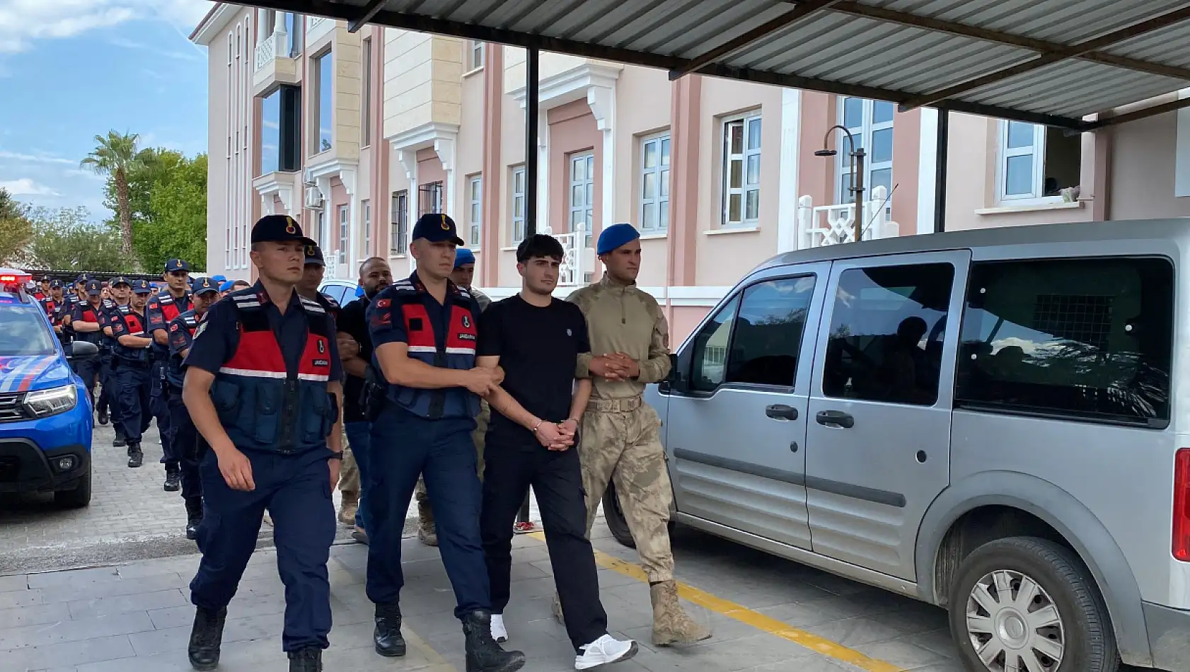 Fethiye'de taksiciler ile bar işletmesi sahipleri arasındaki kavgada 24 gözaltı