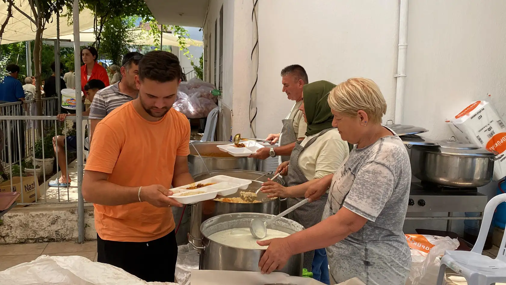 Fethiye'de Merhum Kazım Koçyiğit İçin Hayır Yemeği Verildi