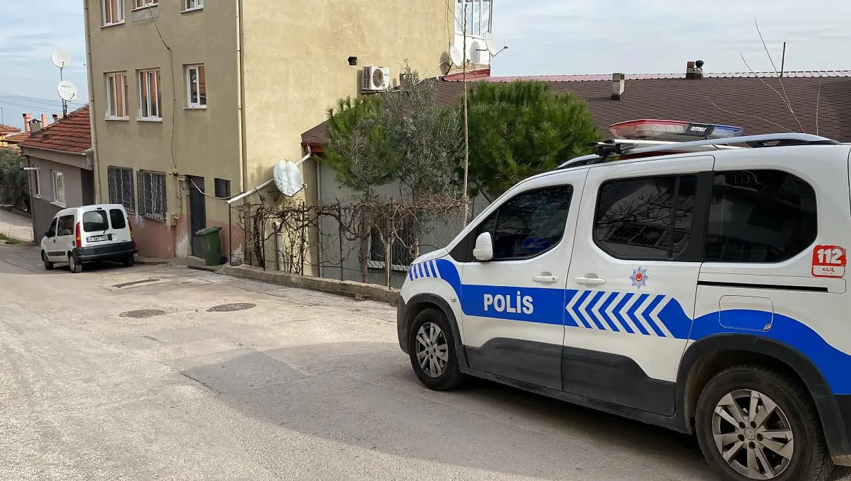 Annesiyle tartışan üvey babasını kalbinden bıçakladı