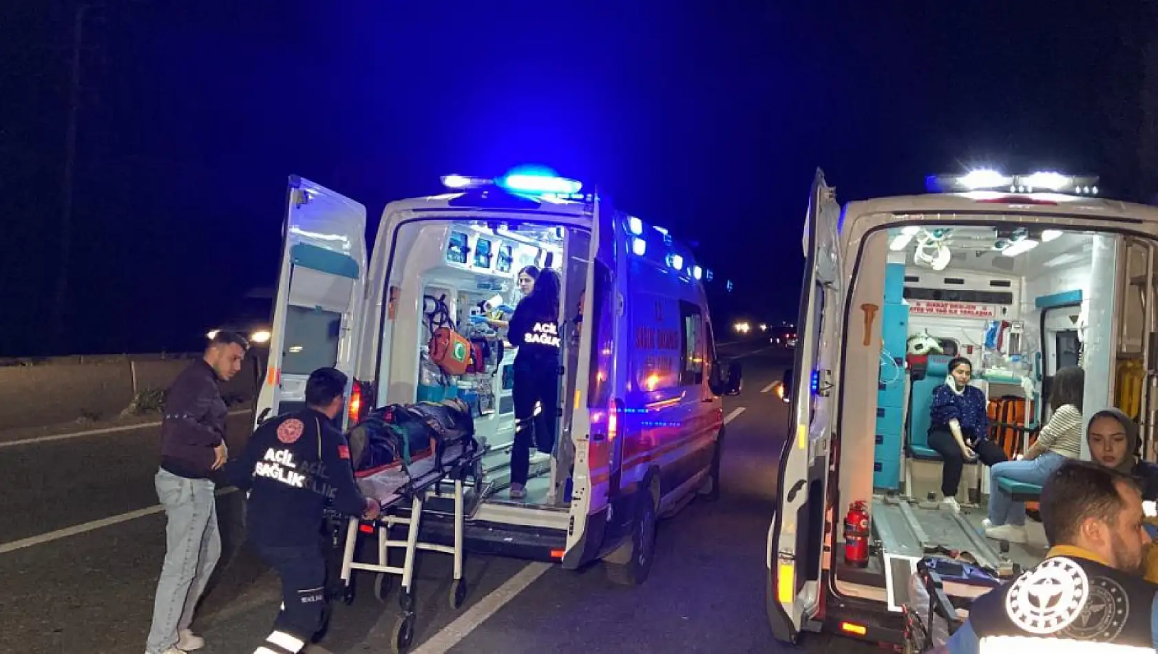 İki aracın karıştığı kazada 9 yaralı