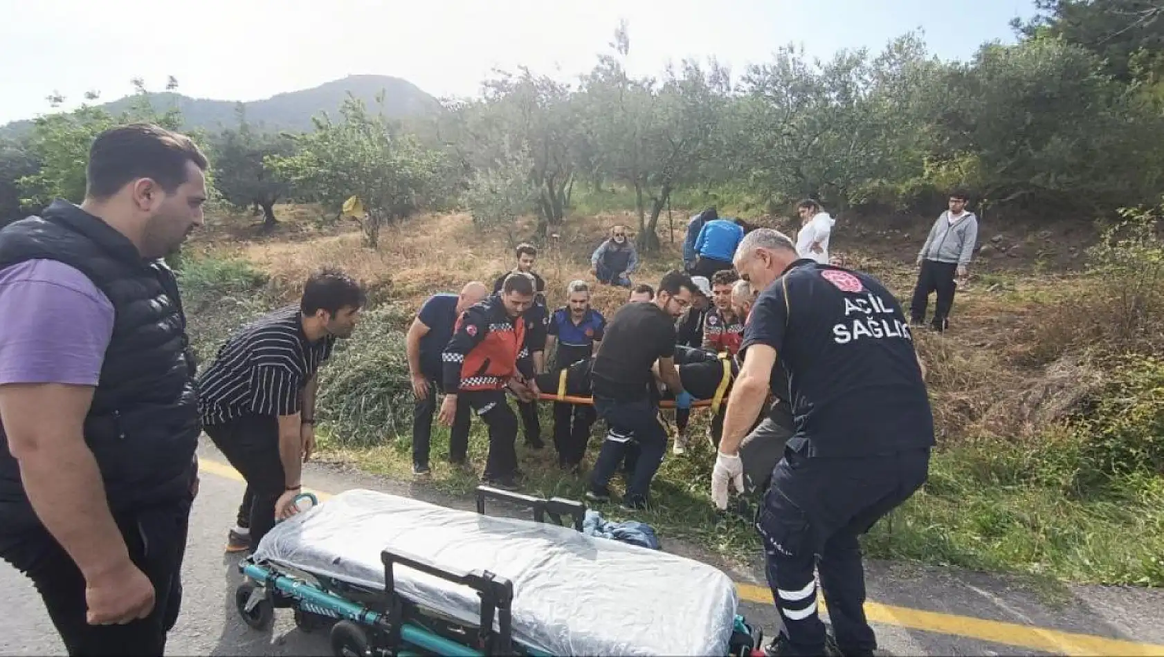 Doğa yürüyüşünden dönen öğrenciler faciayı yaşadı: Tur otobüsü şarampole devrildi 3'ü ağır 12 yaralı