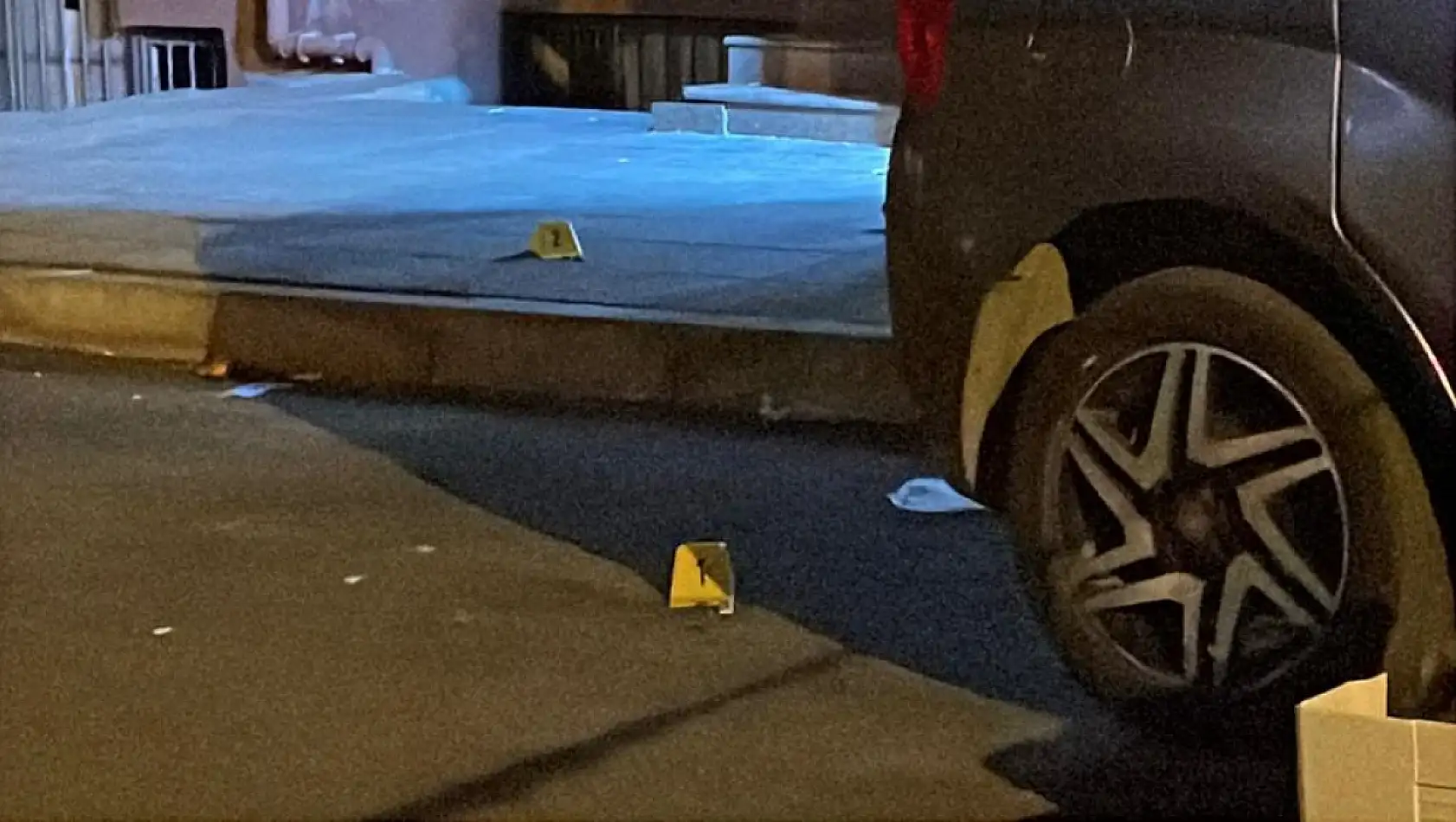 Yol verme kavgası kanlı bitti: Balkondaki bir kişiye mermi isabet etti