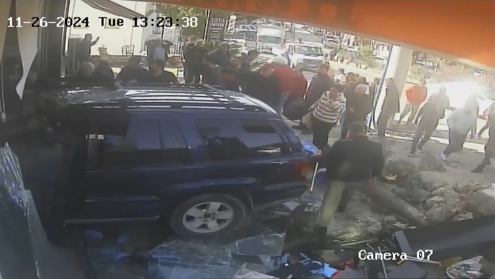 Bodrum'da cip mağazaya daldı, ortalık savaş alanına döndü: 4 yaralı