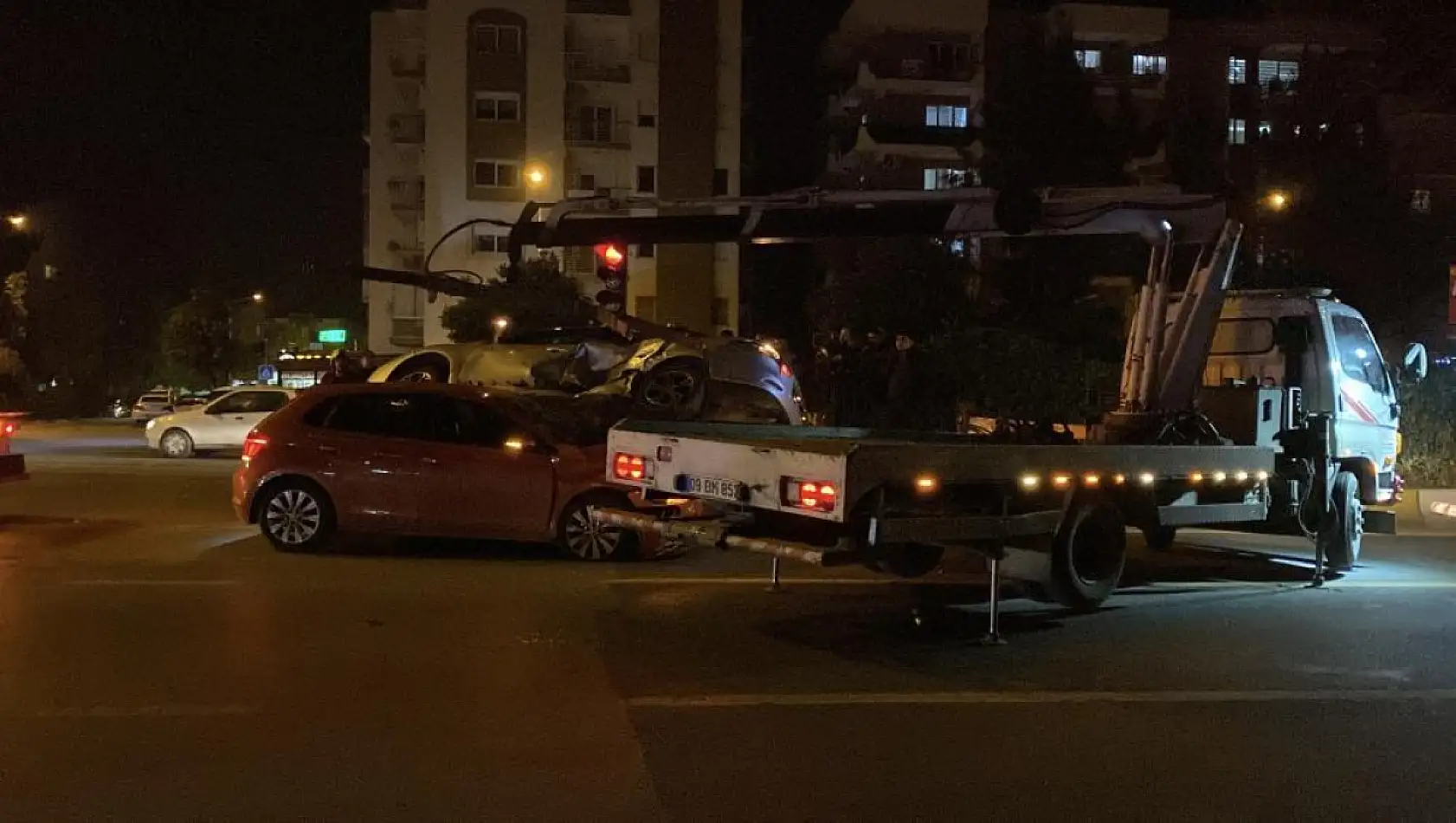 Çarpışan otomobiller üst üste bindi: 2 yaralı