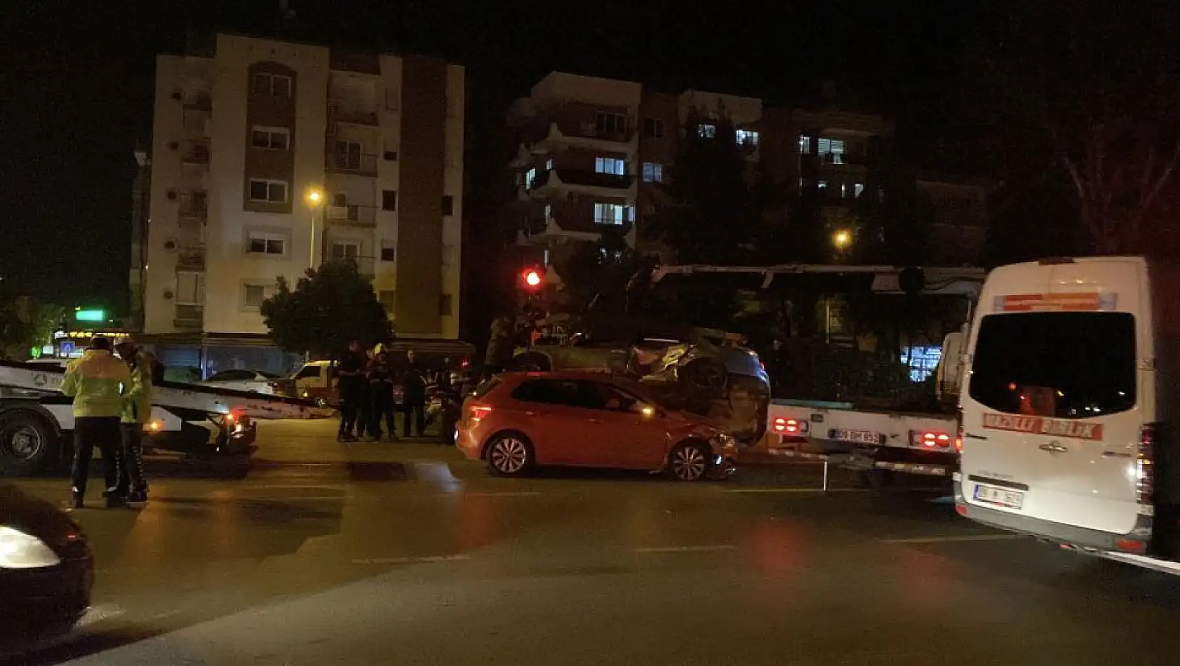 Çarpışan otomobiller üst üste bindi: 2 yaralı