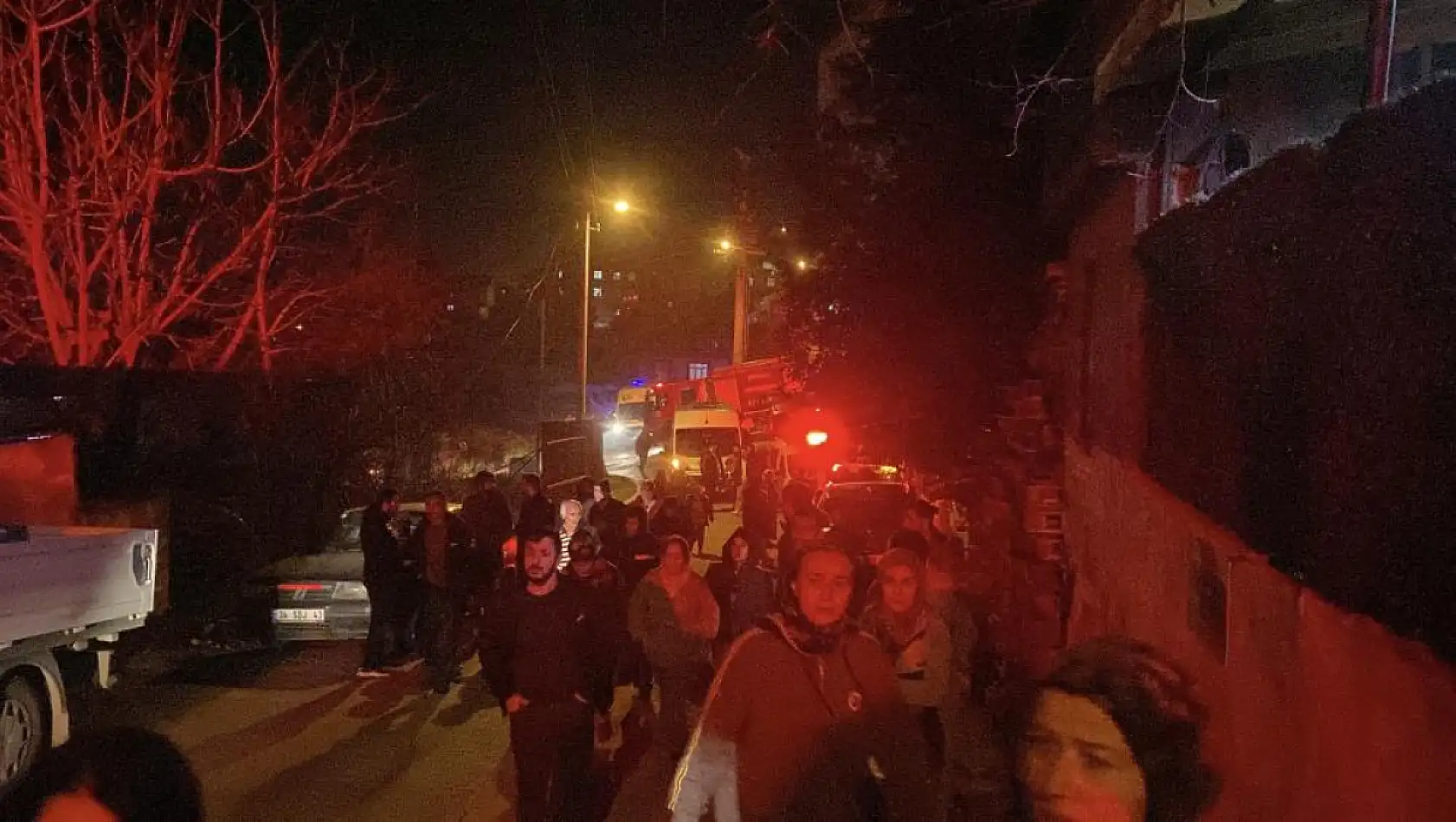 Yaşlı çiftin kaldığı gecekondu yandı, mahalleli sokağa döküldü