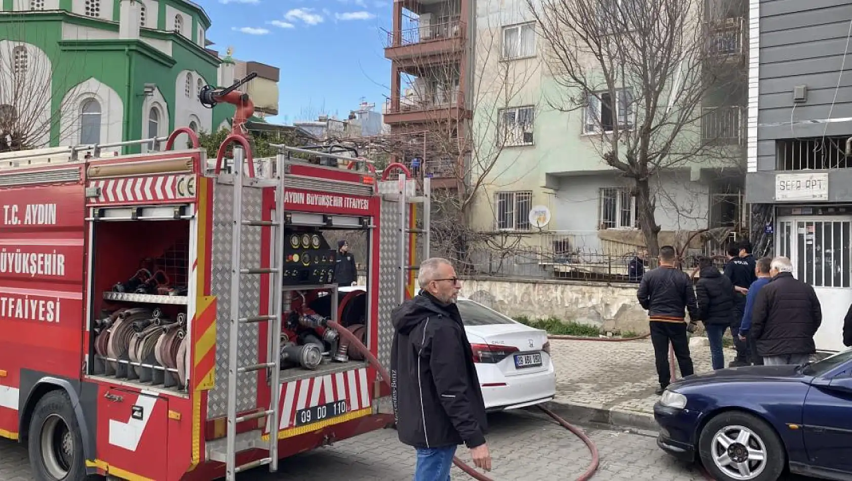Kucağında yangından kurtardığı can dostları ile gözyaşlarına boğuldu