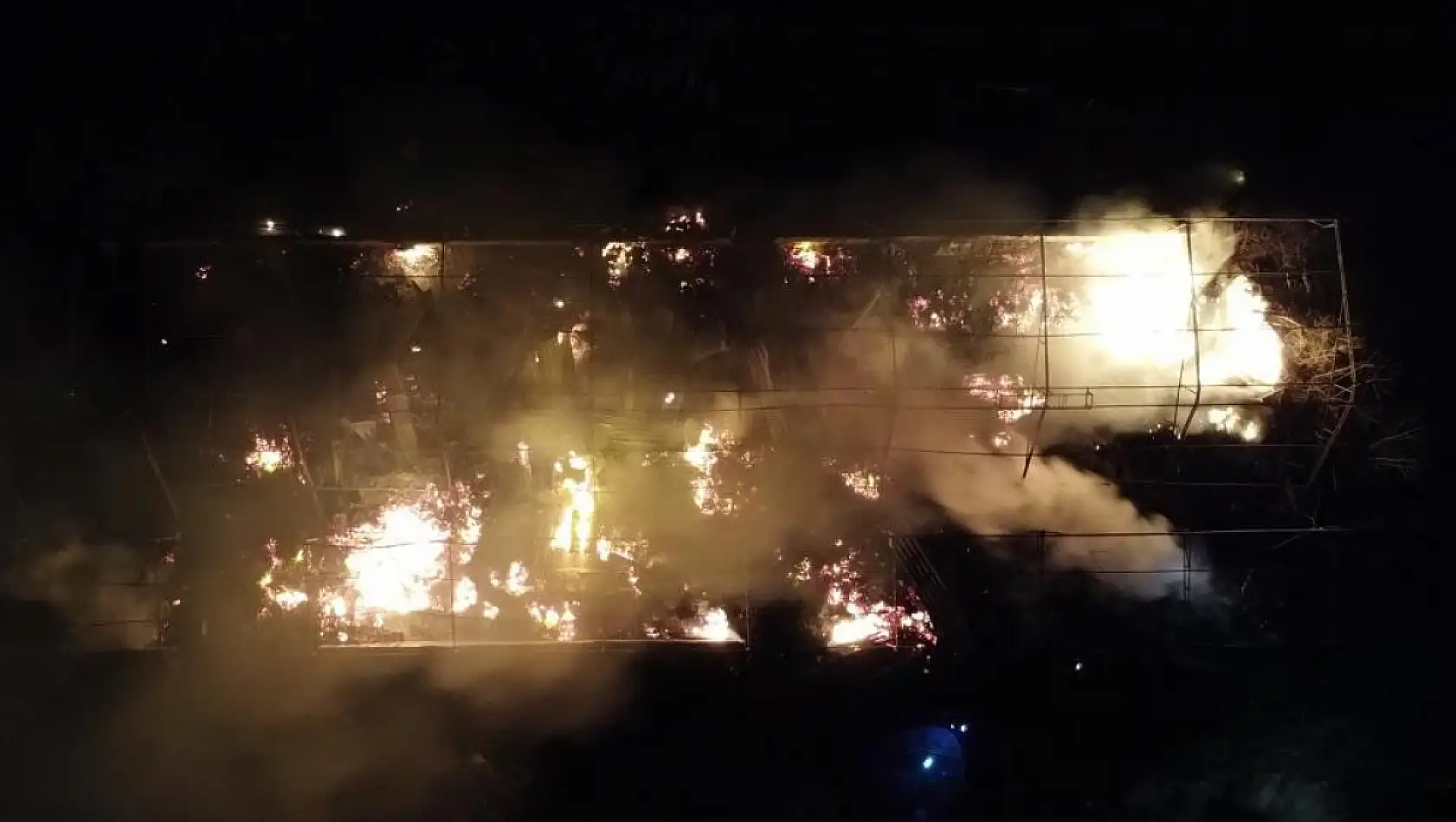 Çiftlik yangını geceyi aydınlattı