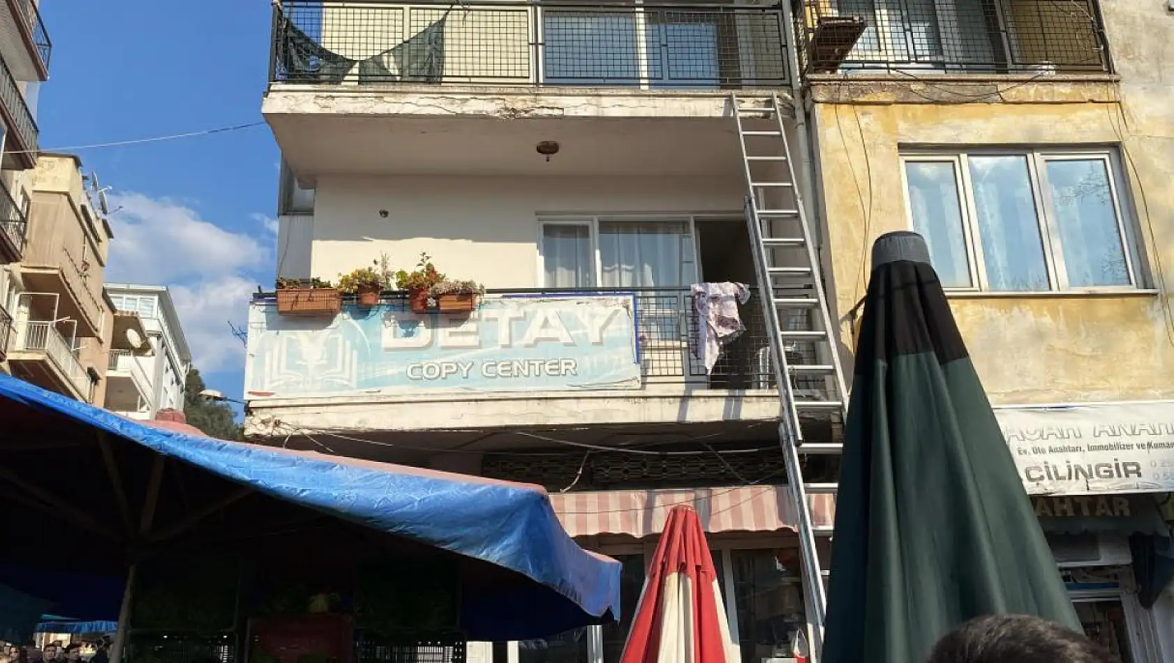 Korkutan ev yangını: Yangında mahsur kalan 3 kişi esnafın yardımıyla kurtarıldı