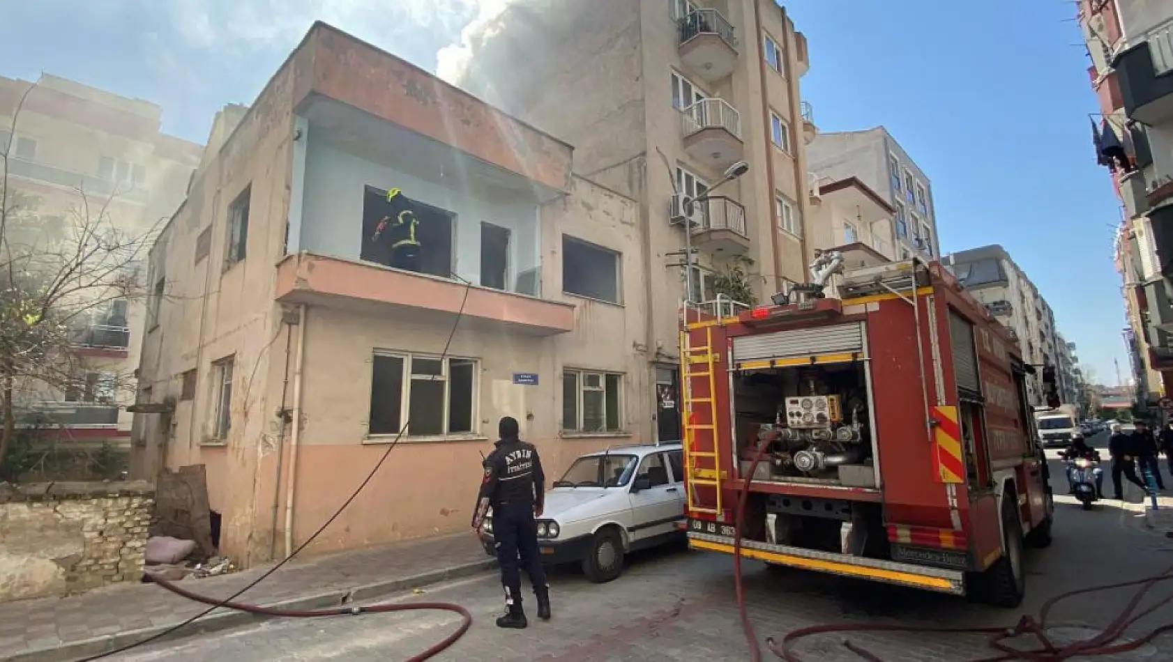 Mahalle sakinleri panikte! Metruk bina alev aldı