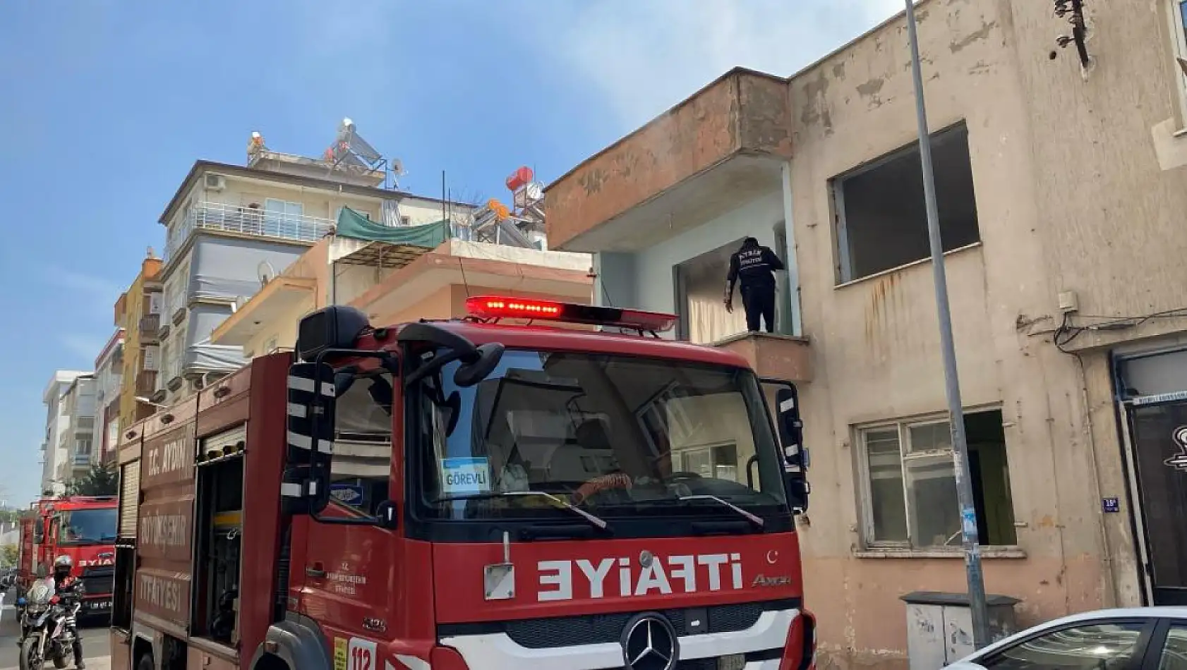 Mahalle sakinleri panikte! Metruk bina alev aldı