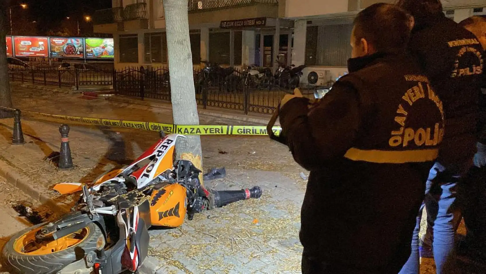 Kontrolden çıkan motosiklet ağaça çarptı, genç sürücü hayati tehlike altında