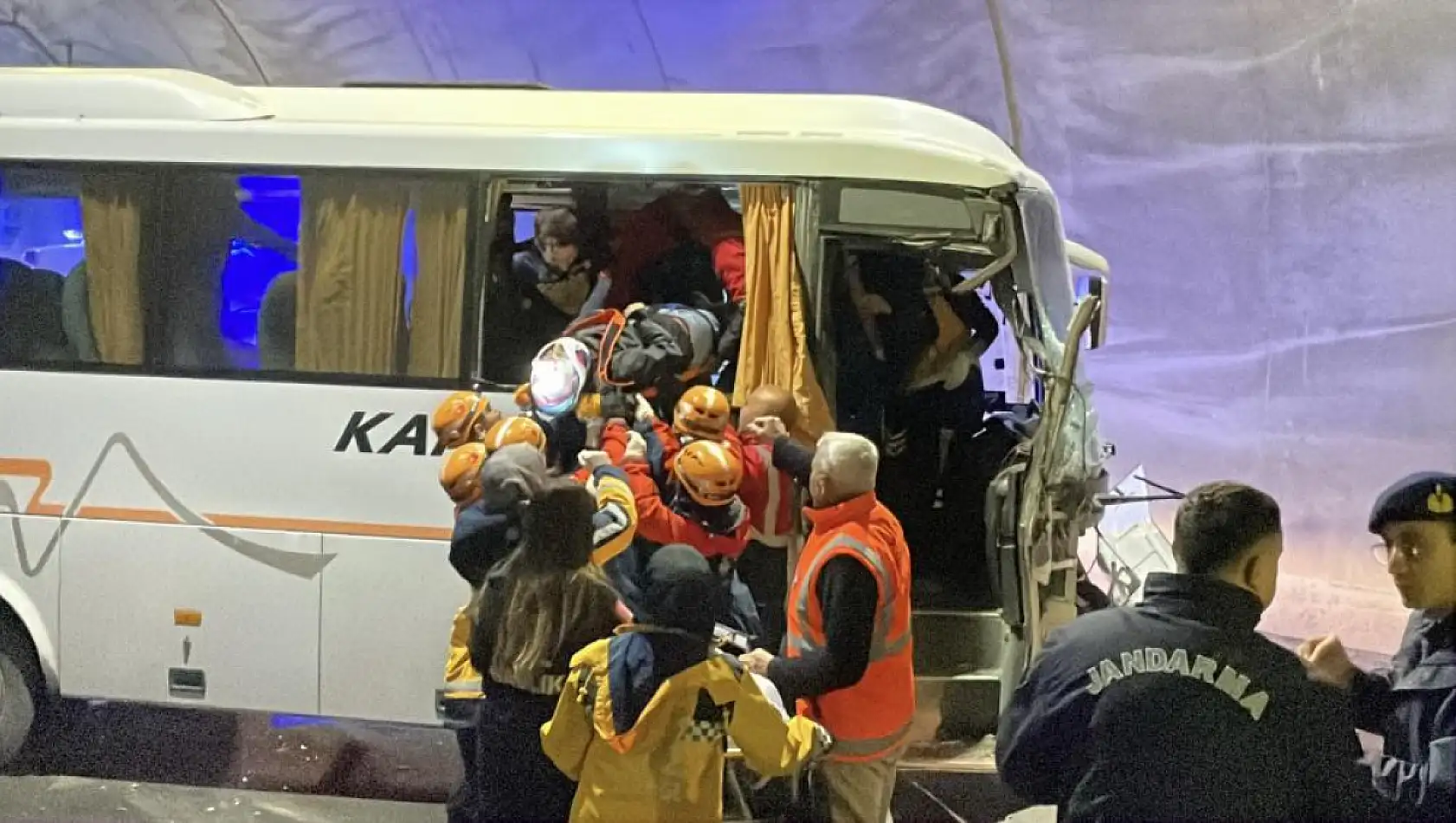 Midibüs tıra arkadan çarptı: 14 yaralı