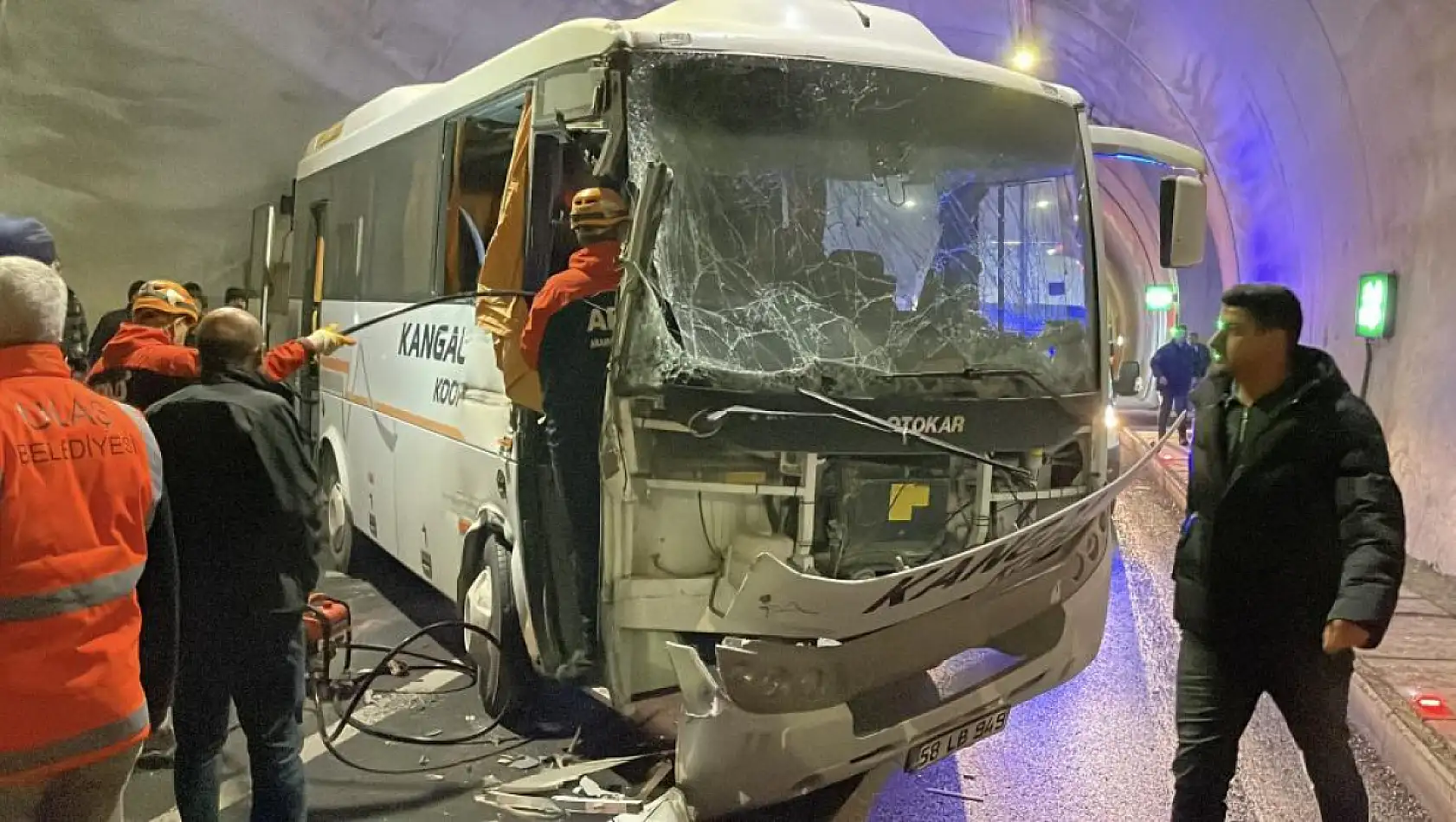 Midibüs tıra arkadan çarptı: 14 yaralı