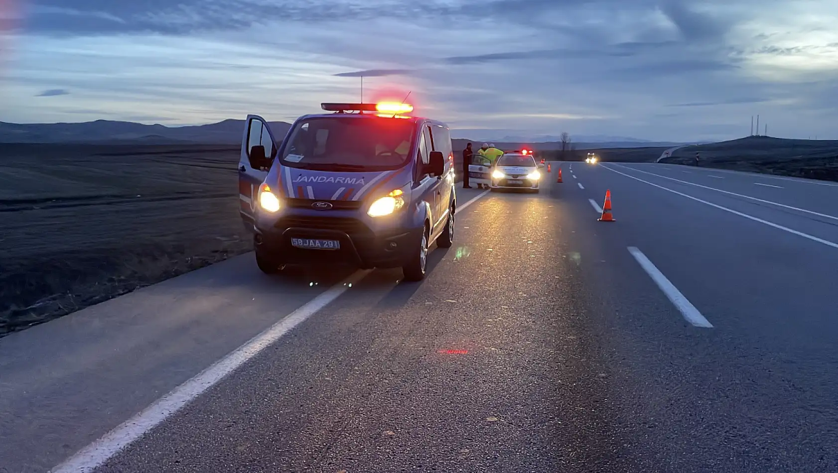 Kazazedeye yardım etmek için durdu başka kazaya neden oldu, 3 yaralı