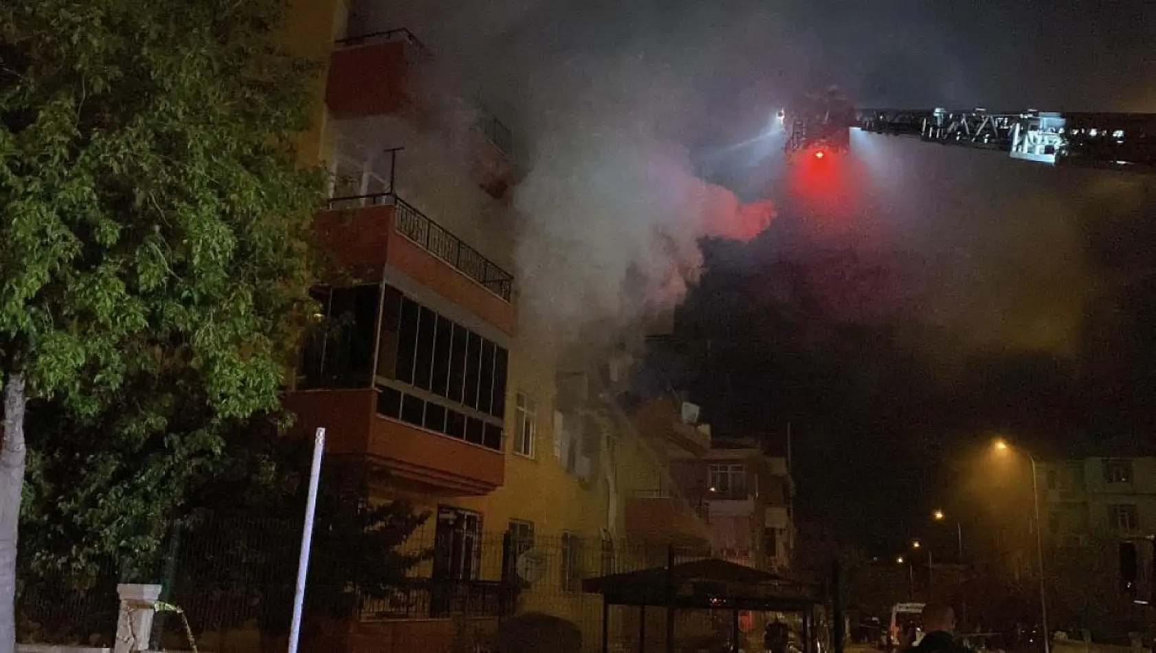 4 katlı binada patlama: 1'i ağır 12 yaralı