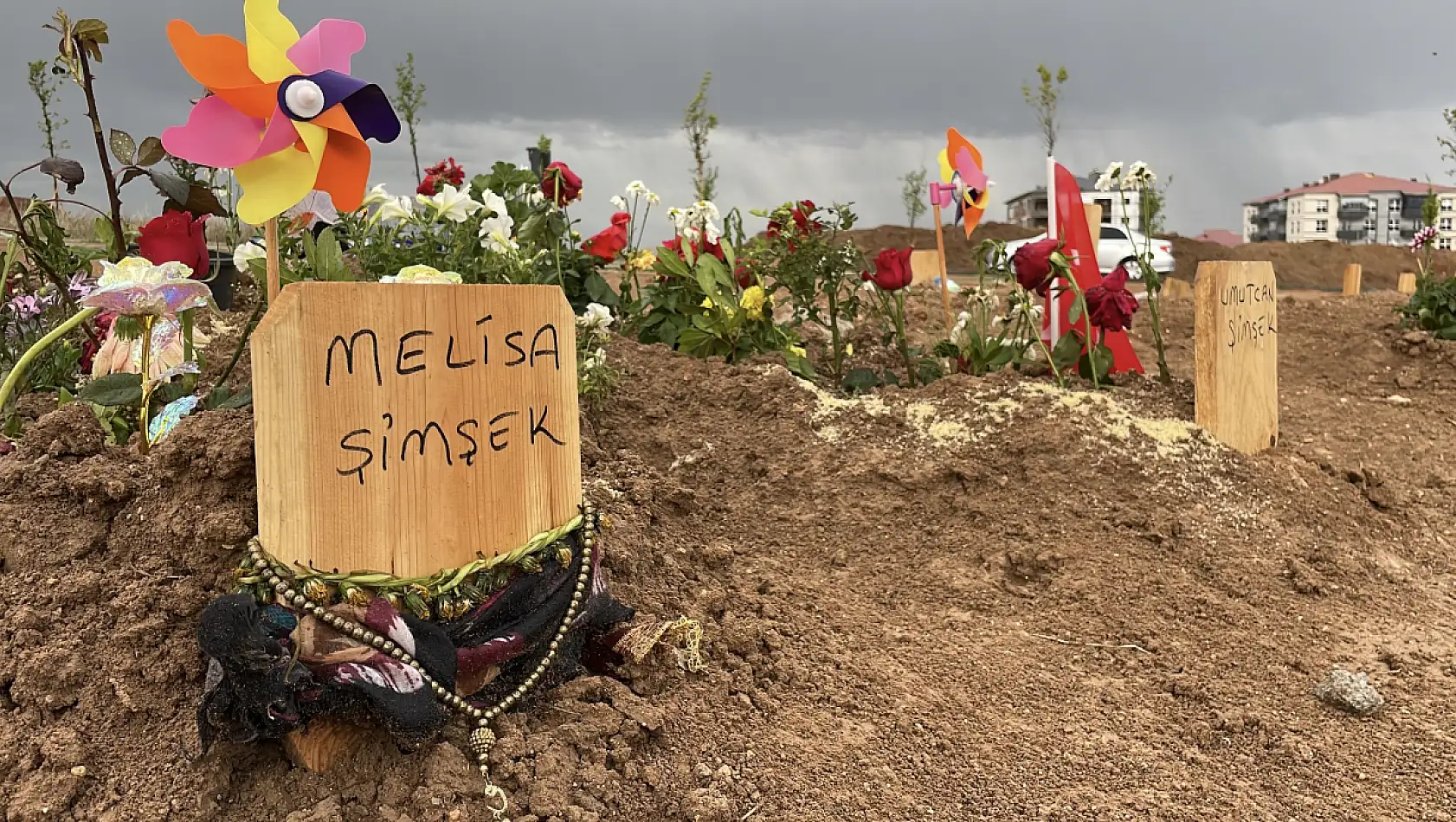 İki evladını cinayete kurban veren anne, mezarlarını ziyaret etti