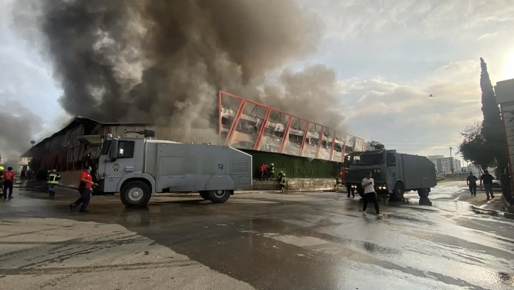 Korkutan yangın! Fabrika alev alev yandı