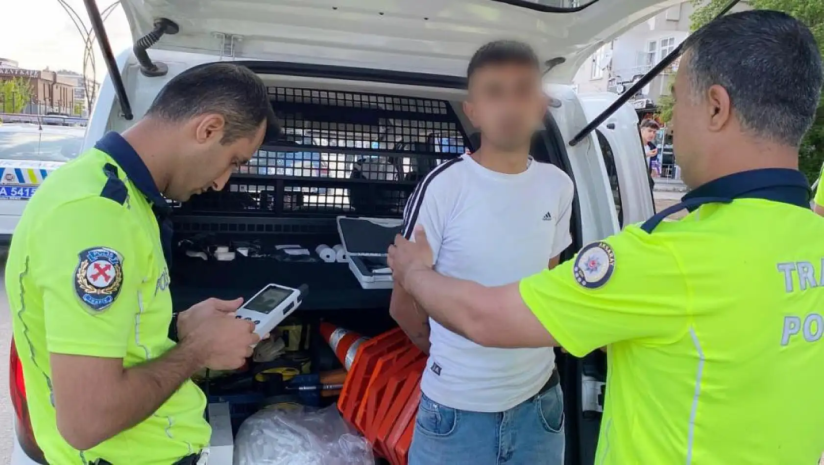 Alkollü sürücü hem polisi hem basını tehdit etti