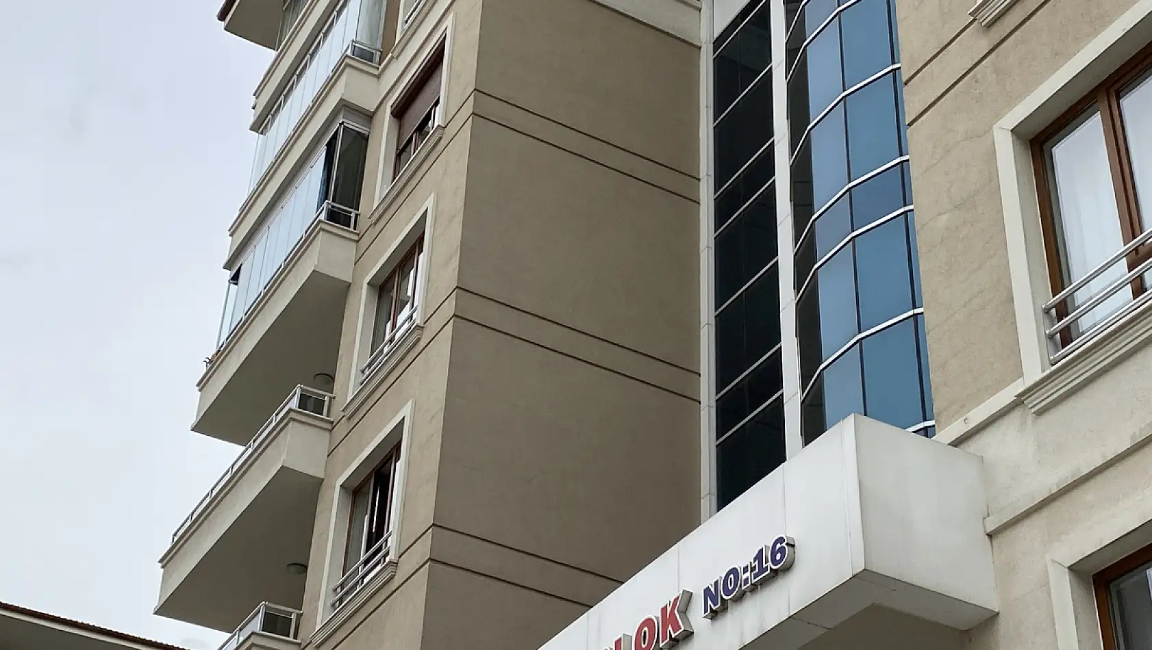 Karısını bıçaklayarak öldürüp başında bekledi