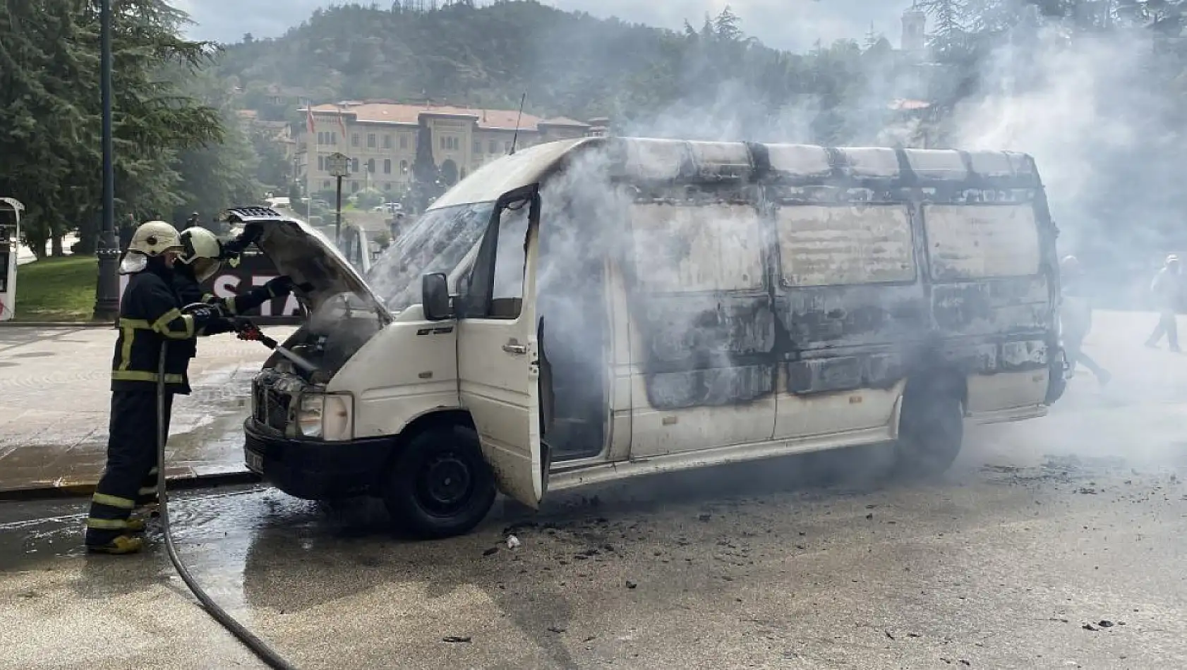 Polis ekibi işlem yapmak isteyince hacizli aracı ateşe verdi