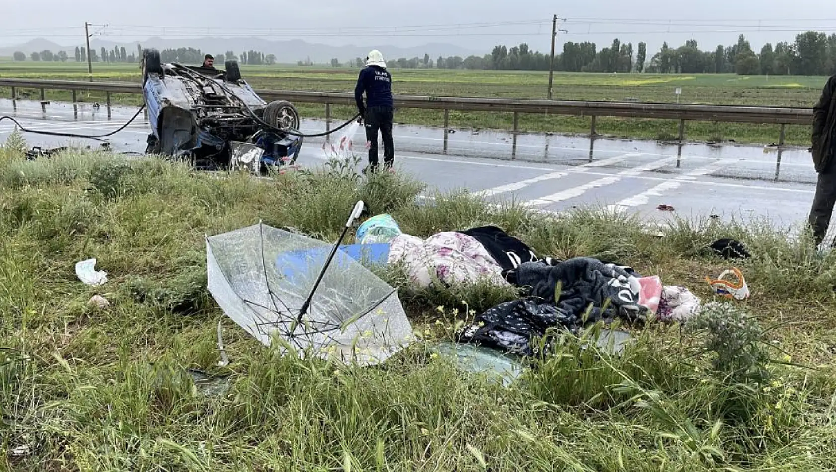 Kontrolden çıkan otomobil 2 araca çarptı: 1 ölü, 4 yaralı