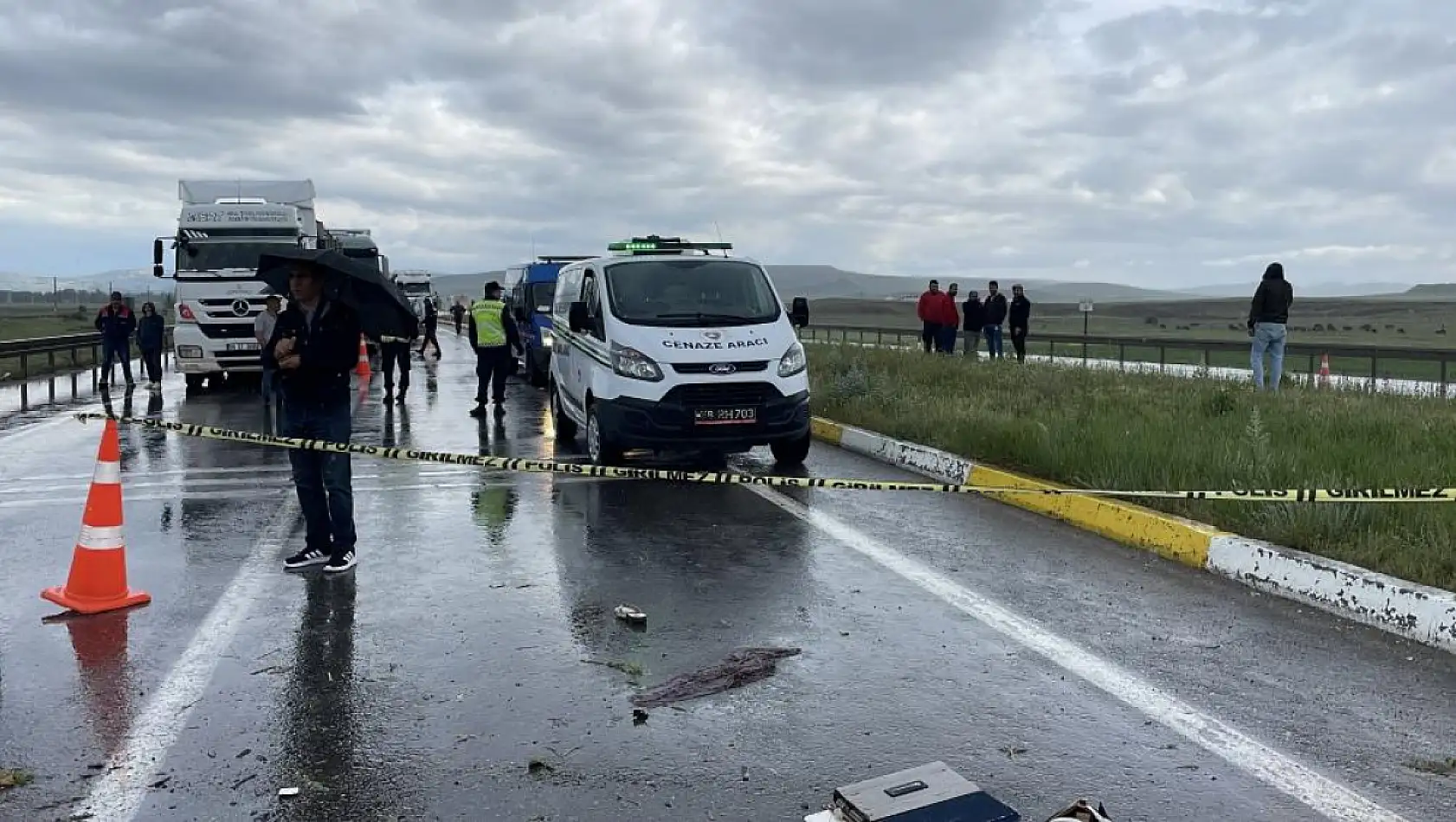 Kontrolden çıkan otomobil 2 araca çarptı: 1 ölü, 4 yaralı