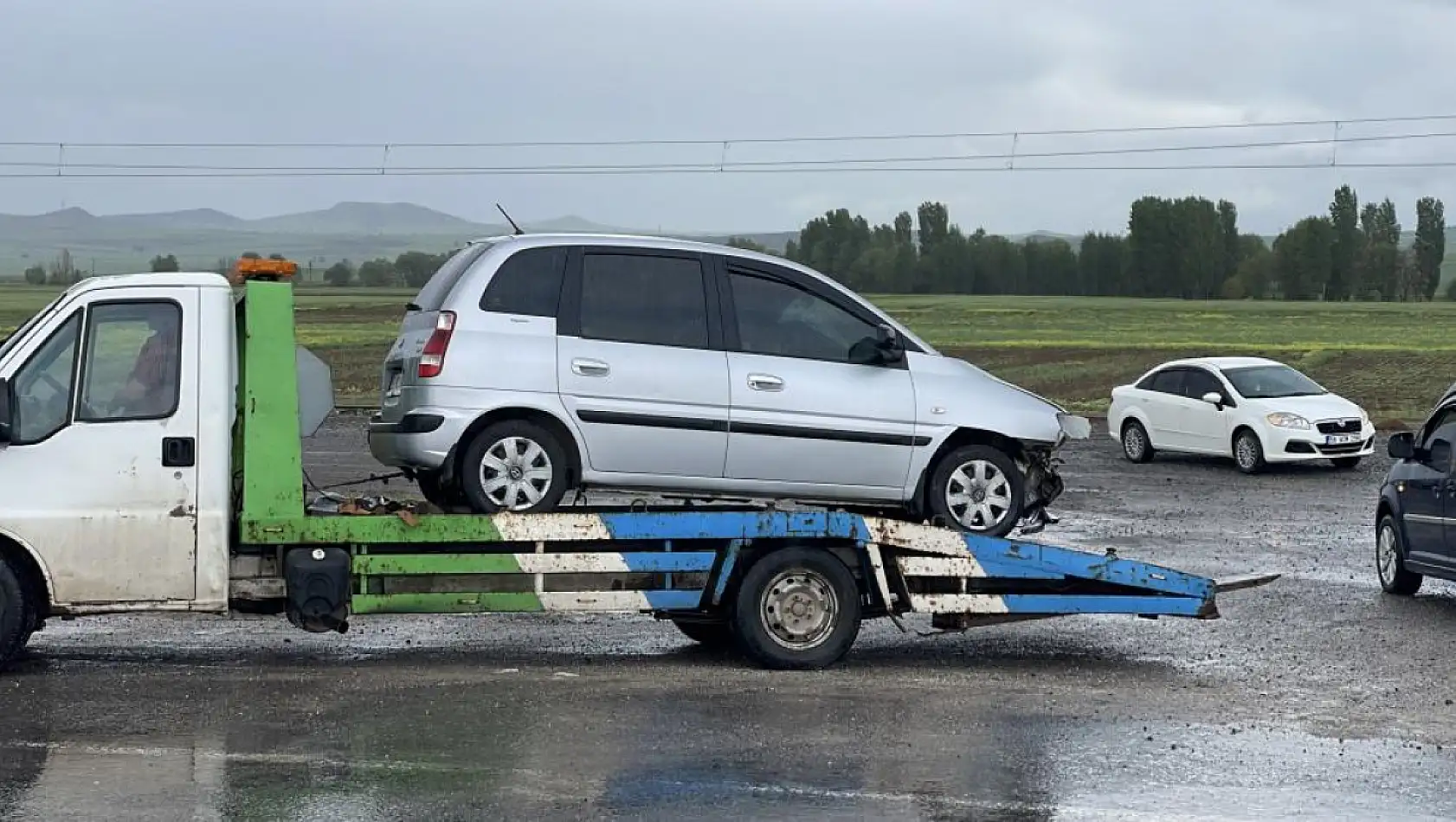 Kontrolden çıkan otomobil 2 araca çarptı: 1 ölü, 4 yaralı