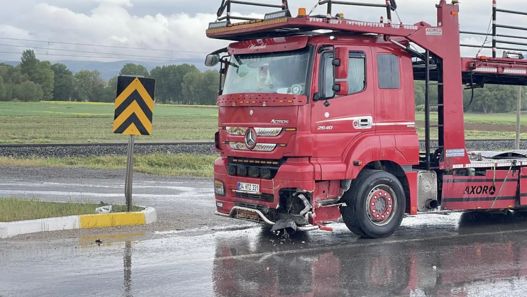 Kontrolden çıkan otomobil 2 araca çarptı: 1 ölü, 4 yaralı