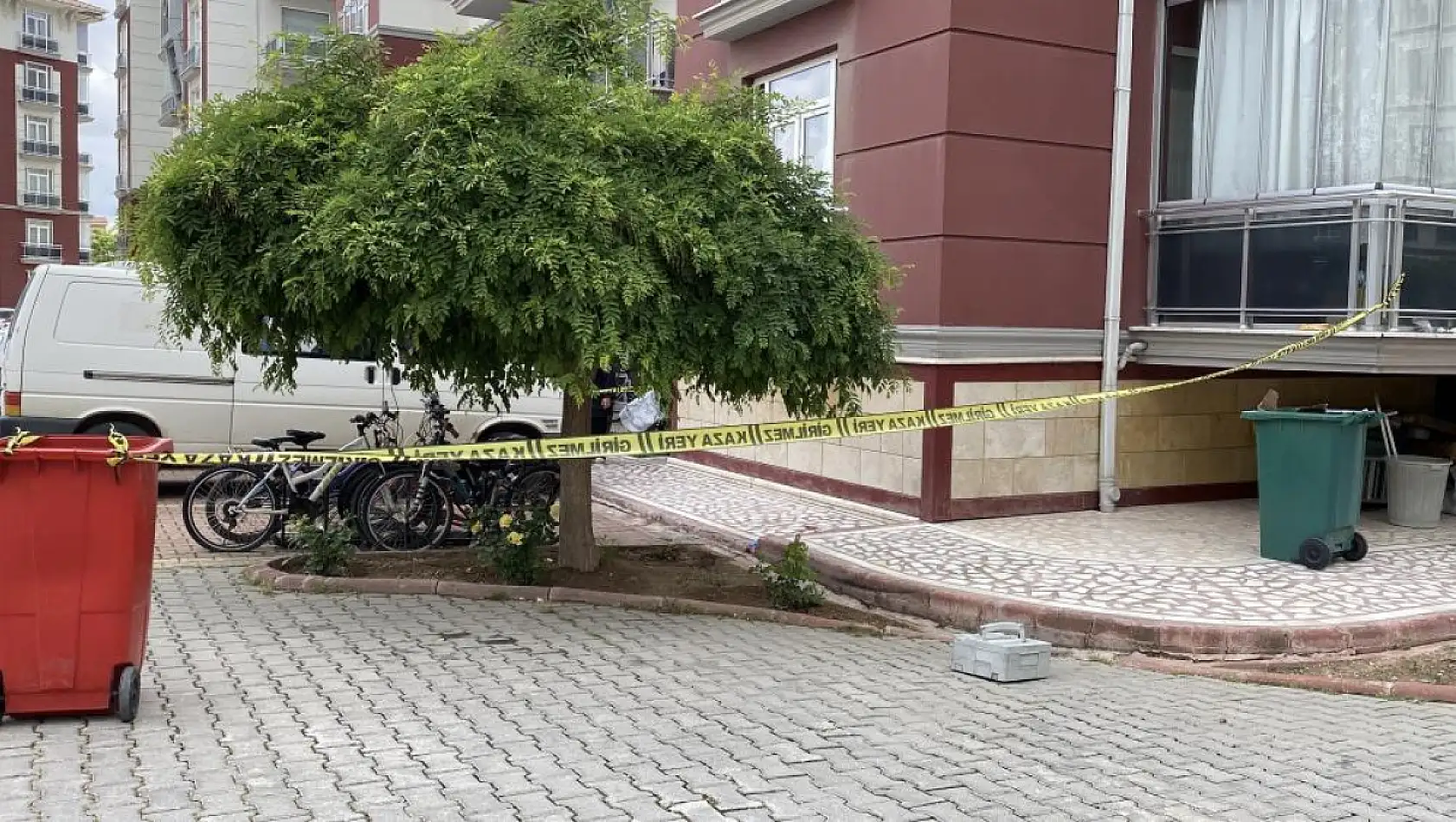 Apartmanın 5'inci katından düşen 2 yaşındaki çocuk hayatını kaybetti