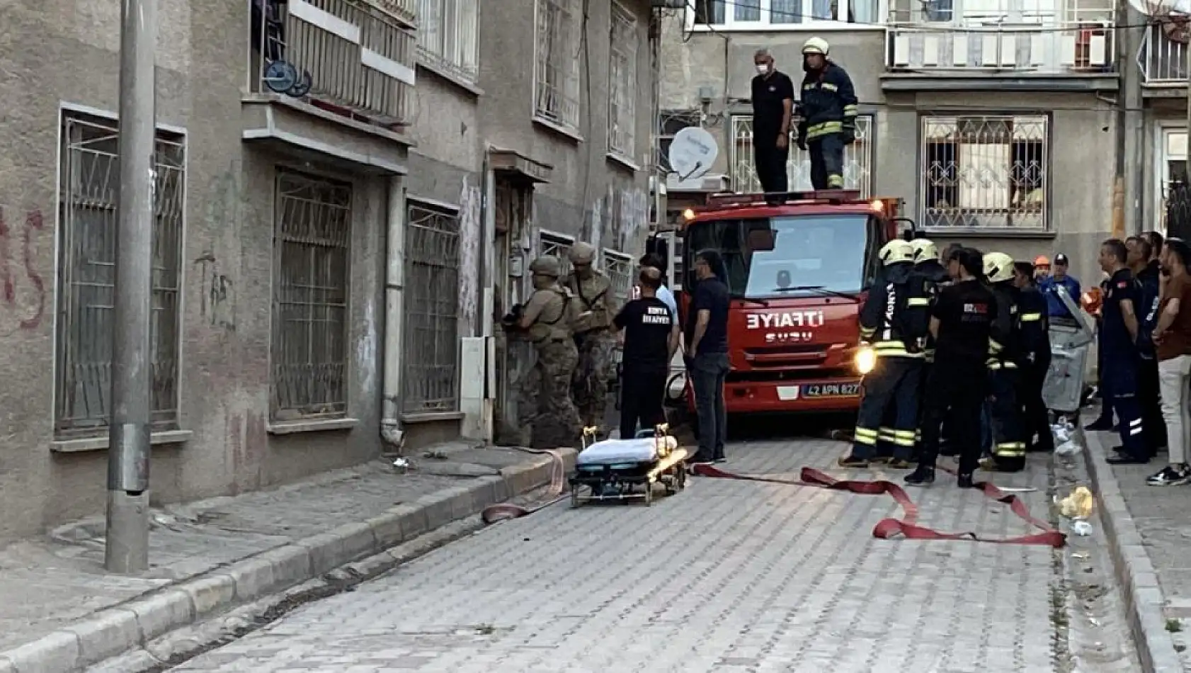 Boğazına bıçak dayadı, evini ateşe verdi