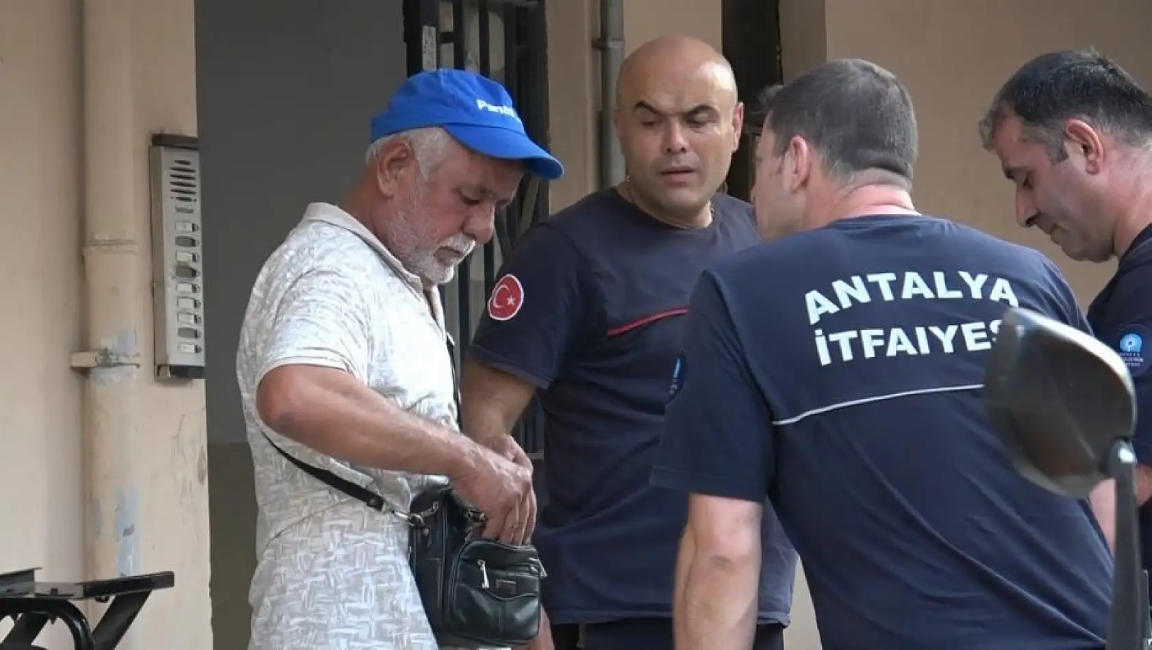 Madde bağımlısı genç evi yaktı, anne ile baba yaşananlara isyan etti