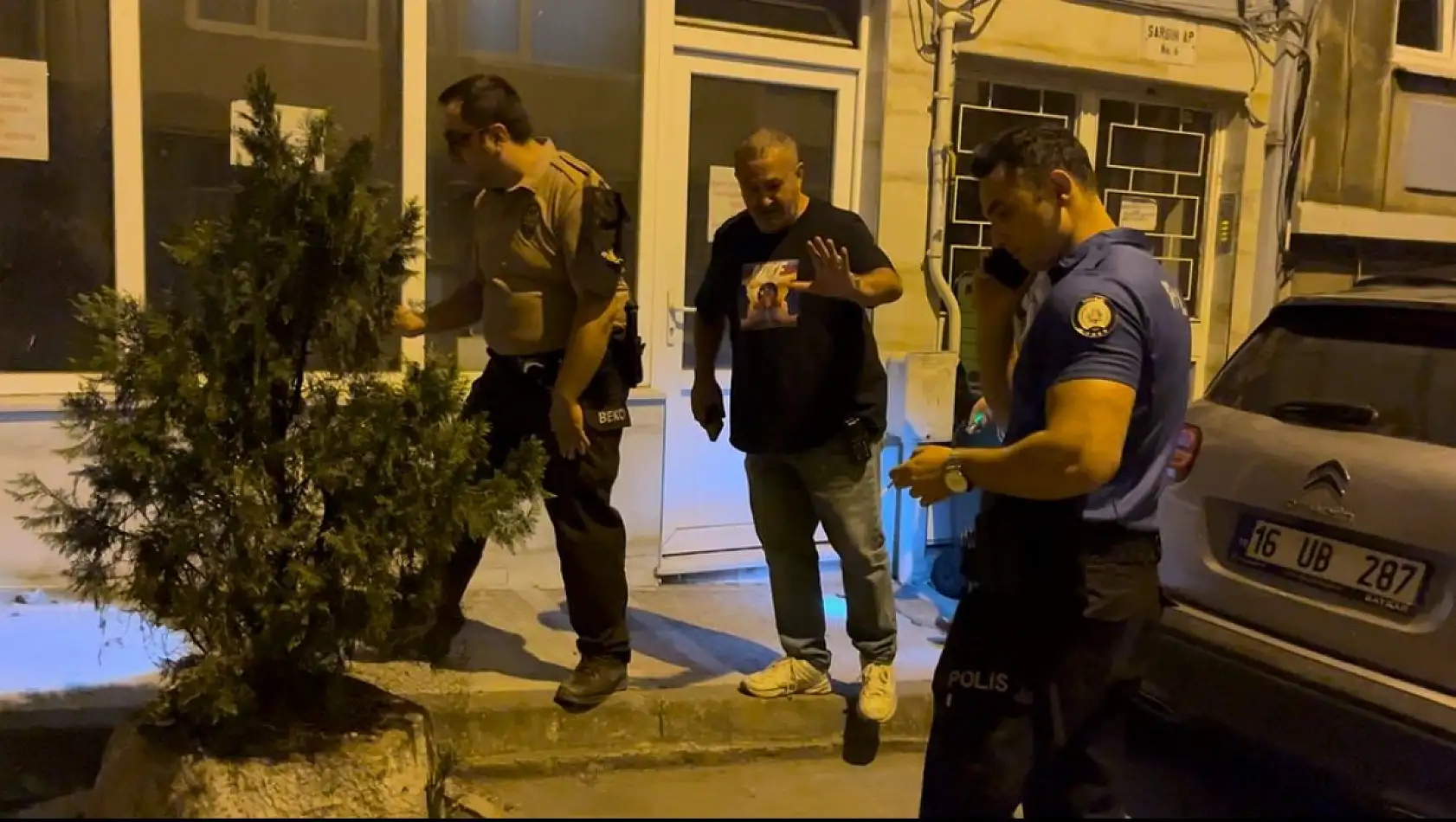 Kavgada önce silahlar, sonra bıçaklar çekildi: 2 yaralı