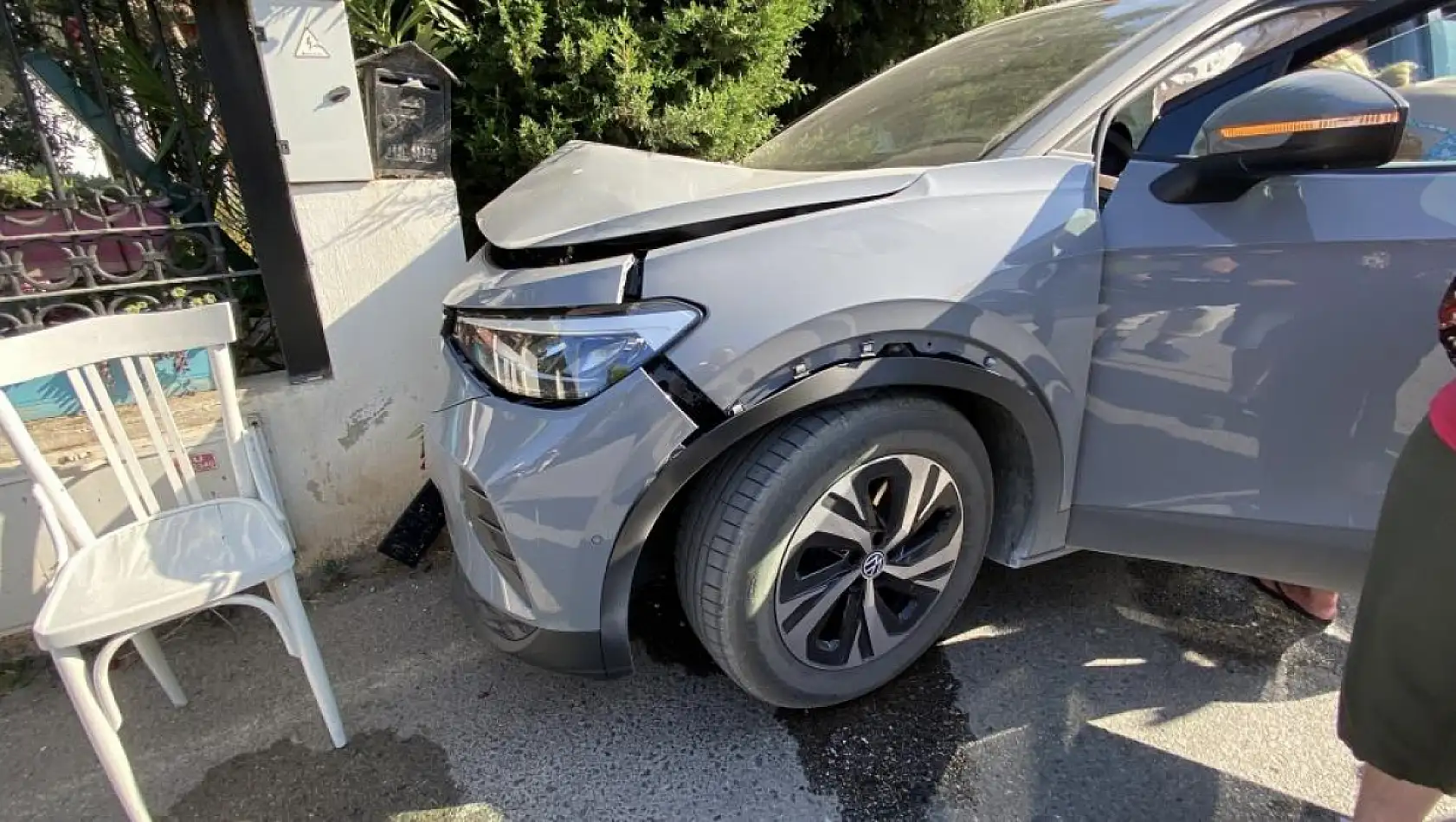 Alkollü kadın sürücünün kullandığı araç bahçe duvarına çarparak durabildi