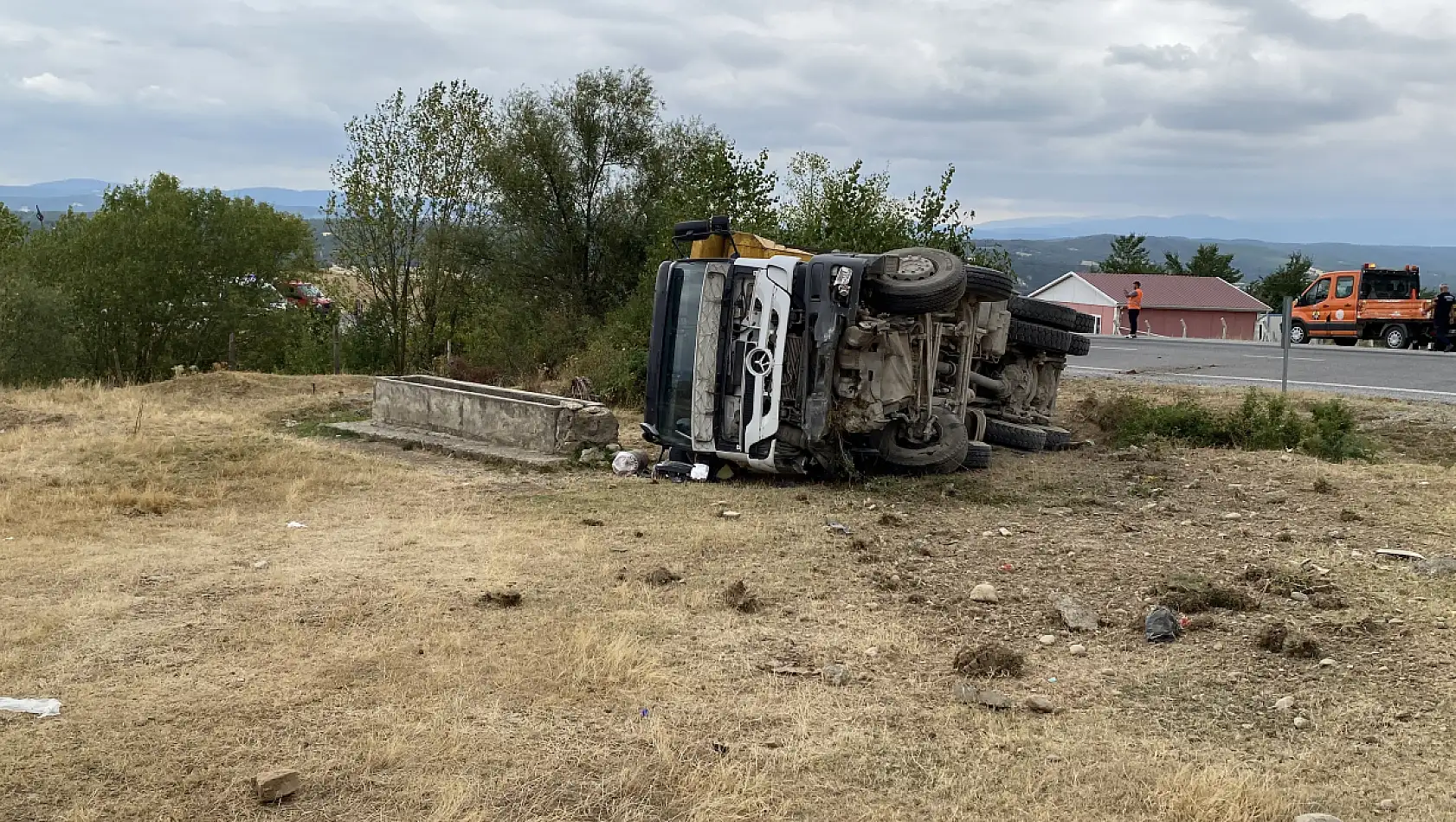 Hafriyat kamyonuyla çarpışan otomobildeki 15 yaşındaki çocuk öldü, babası ağır yaralandı