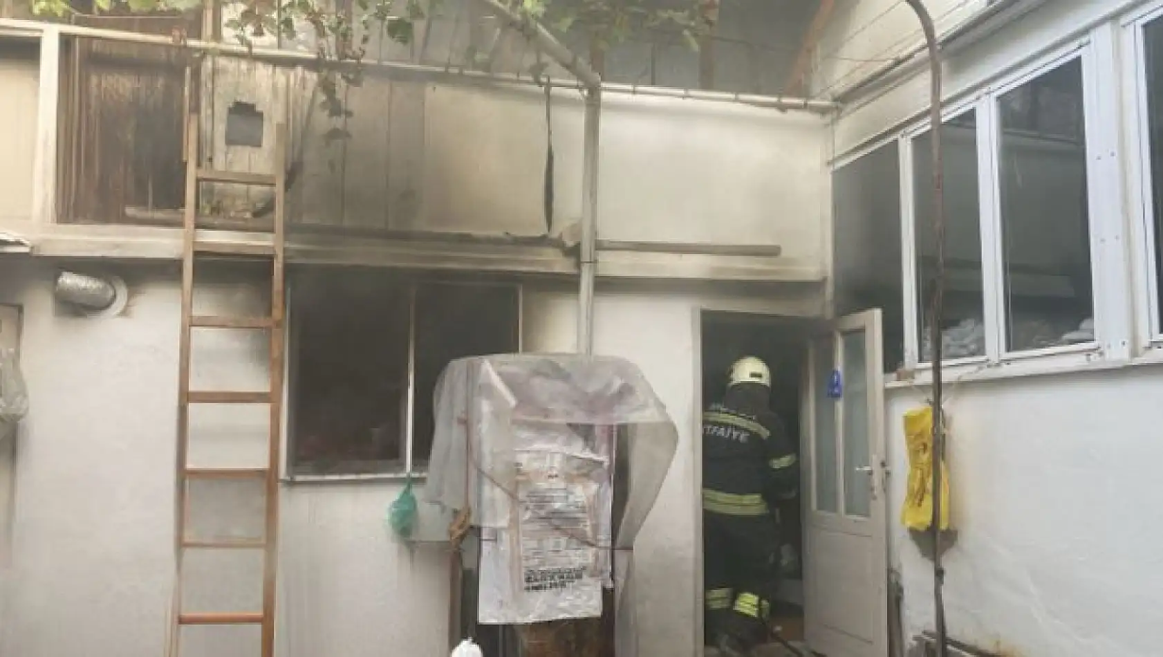 Menteşe'de ev yangını yaşlı adam yaralandı