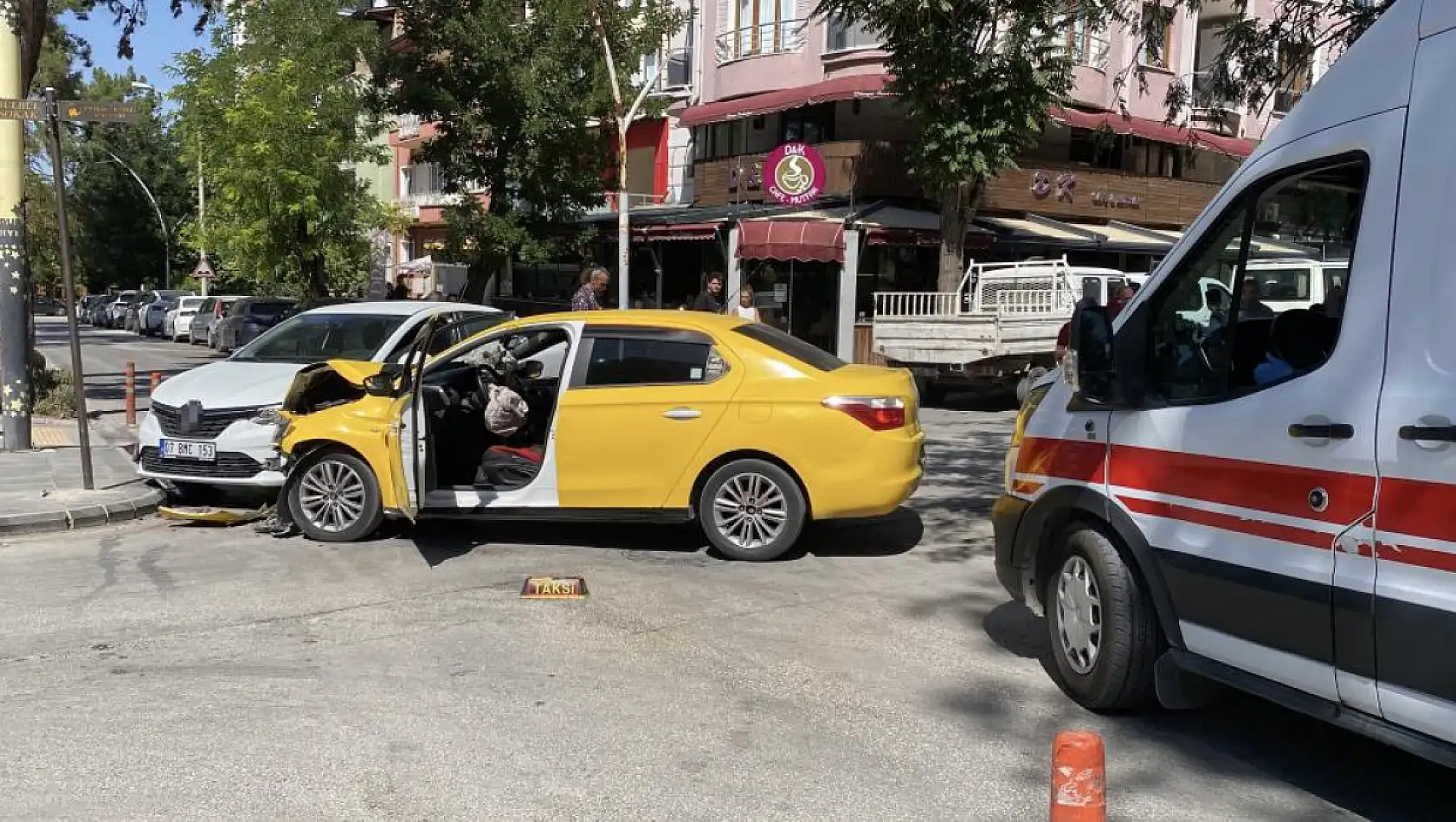 Ticari taksi ile otomobil çarpıştı: 3 yaralı