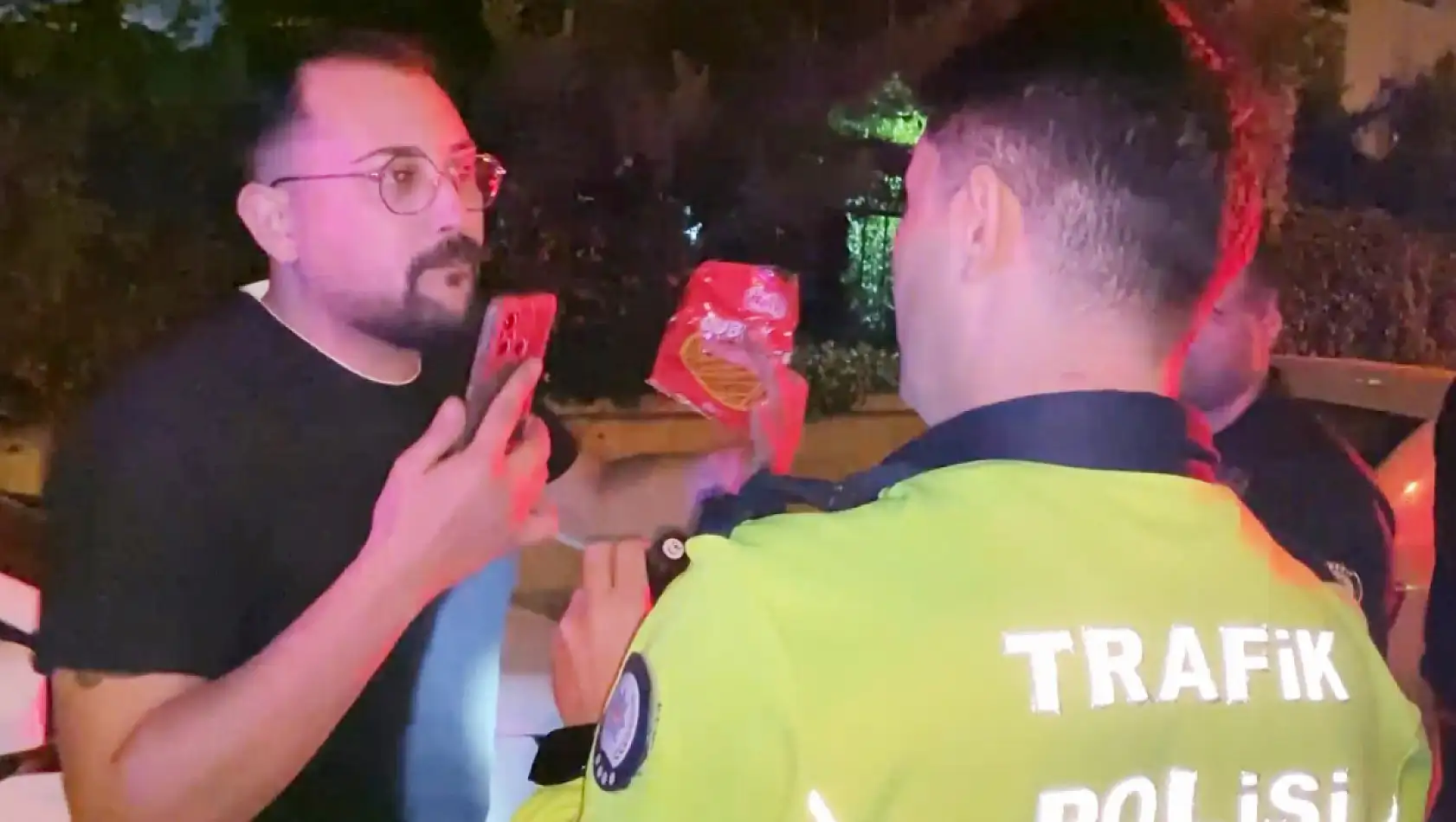 'Artistlik yapıyorum' dedi, kraker yiyip polise zor anlar yaşattı