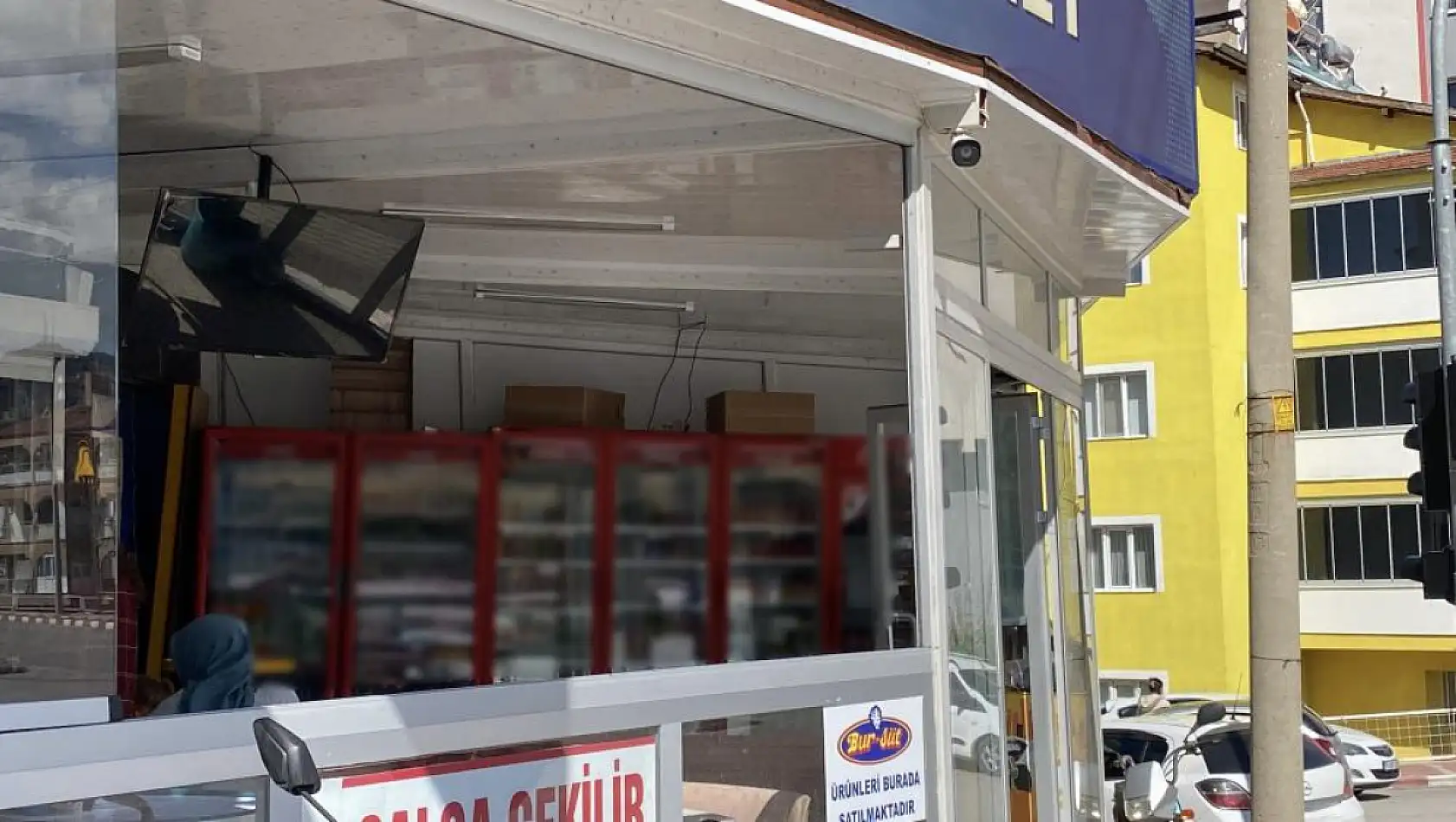 Camını kırıp girdiği markette çilingir sofrasını kurup 1 saat alem yaptı