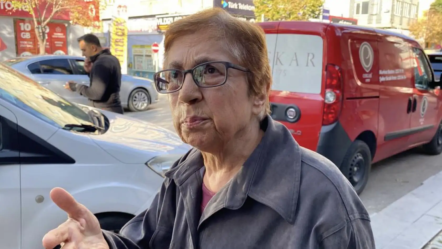 71 Yaşındaki Kadın, Banka Çalışanlarının Dikkati Sayesinde Dolandırılmaktan Kurtuldu