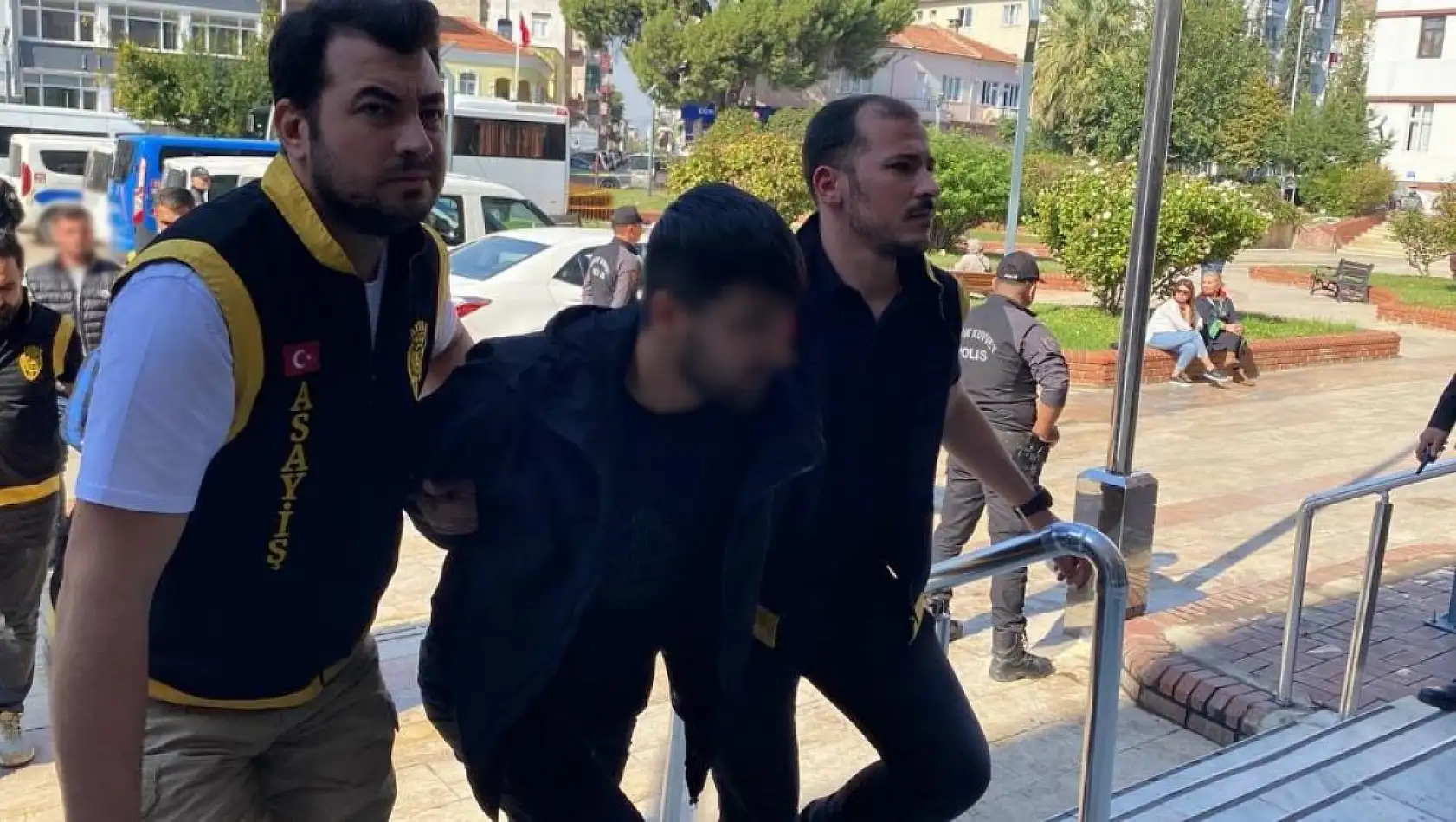 Genç kız, arkadaşının abisi ve kuzenleri tarafından bıçaklandı