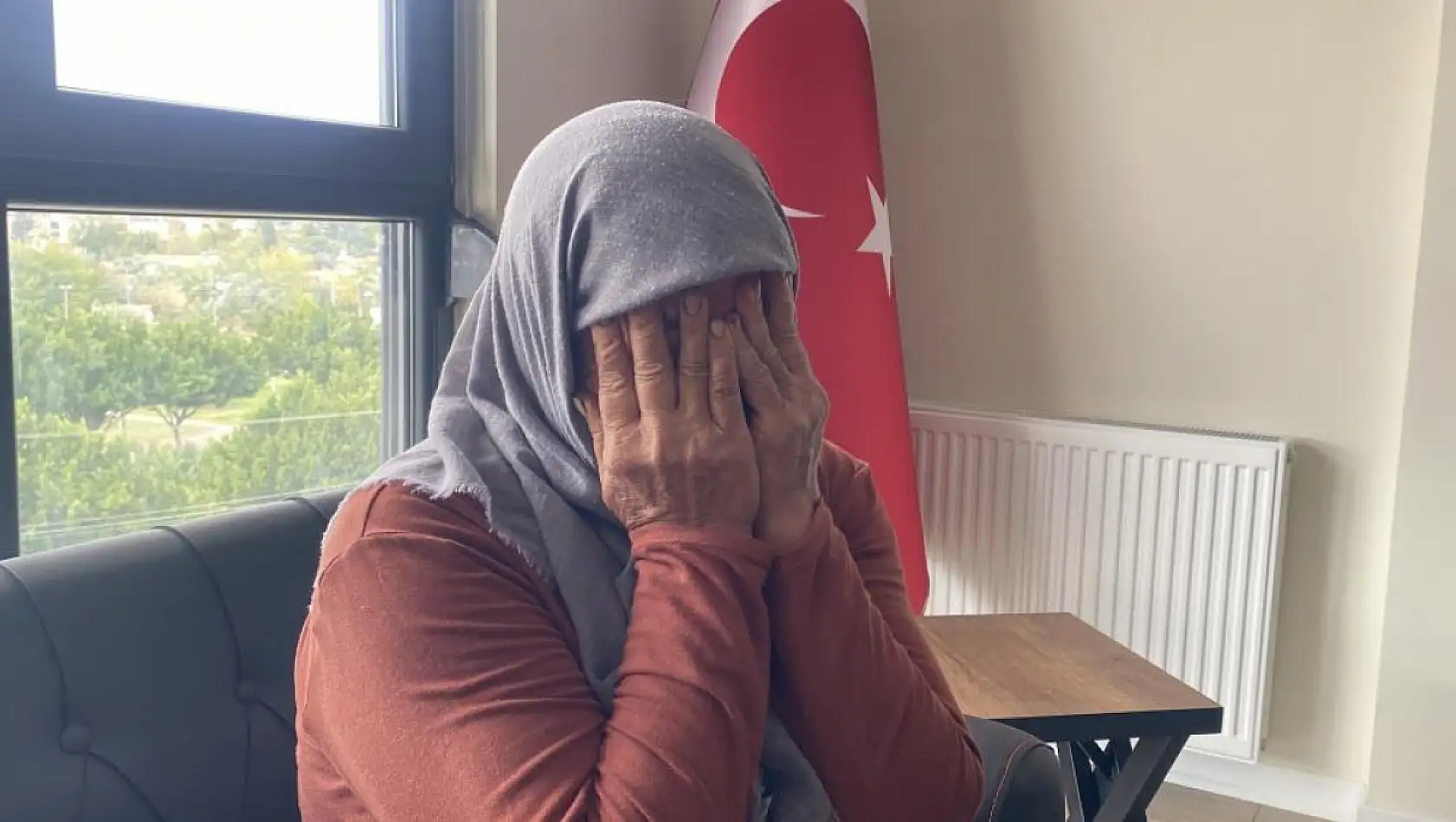 Oğlu bıçaklanarak öldürülen anne gözyaşları içinde adalet istedi: 'Tarla gibi yapmış oğlumu'