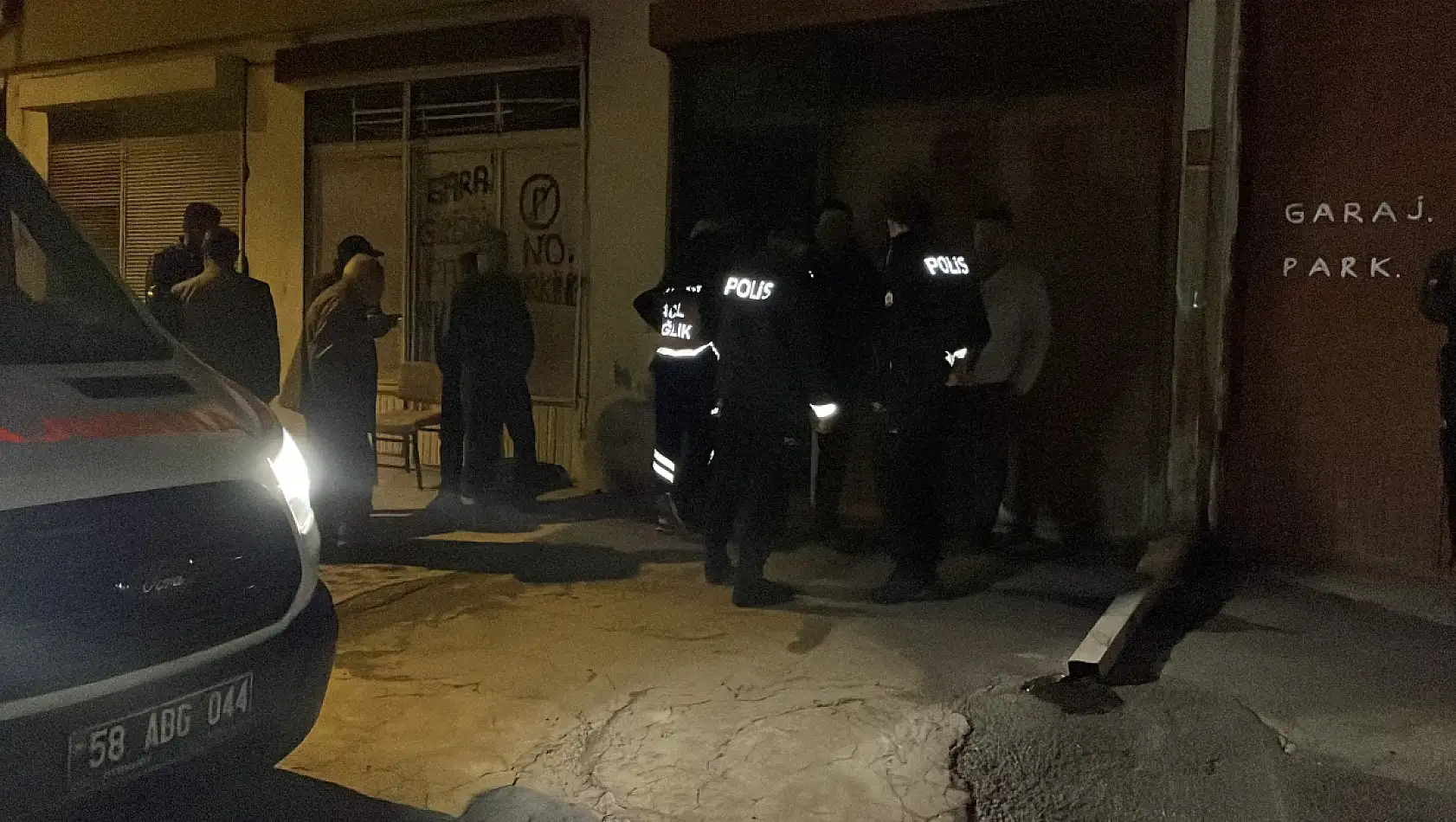 Eşinden haber alamayınca garaja indi, otomobilin içinde ölü buldu