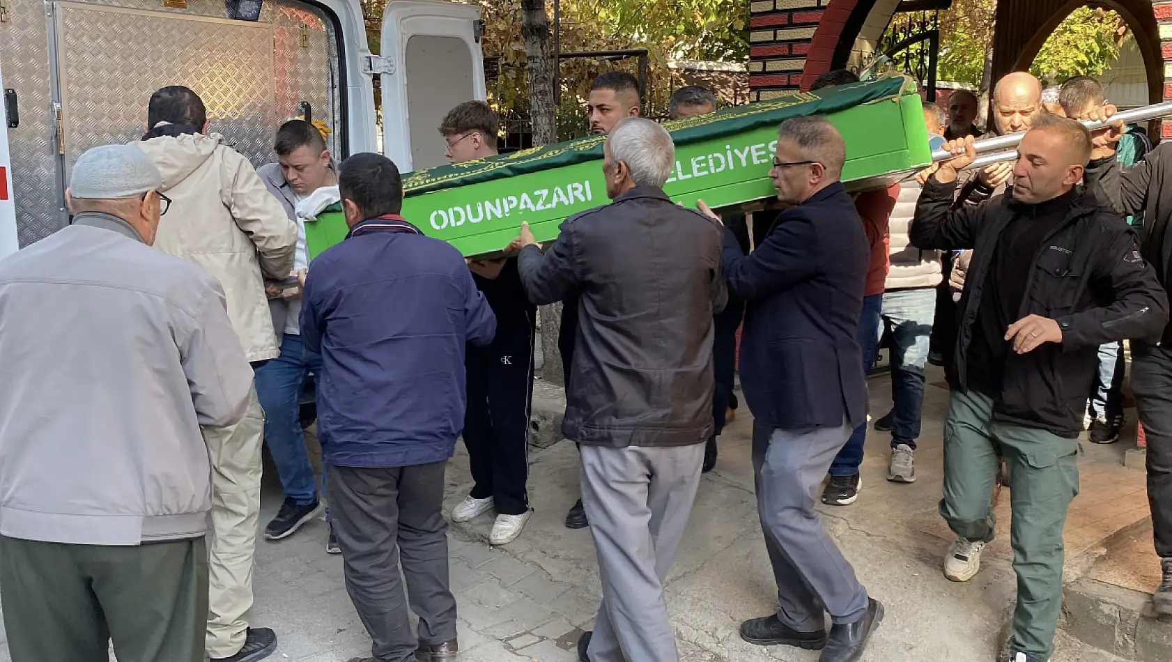 Boynu kesilen anne toprağa verildi, engelli oğlu adliyeye sevk edildi